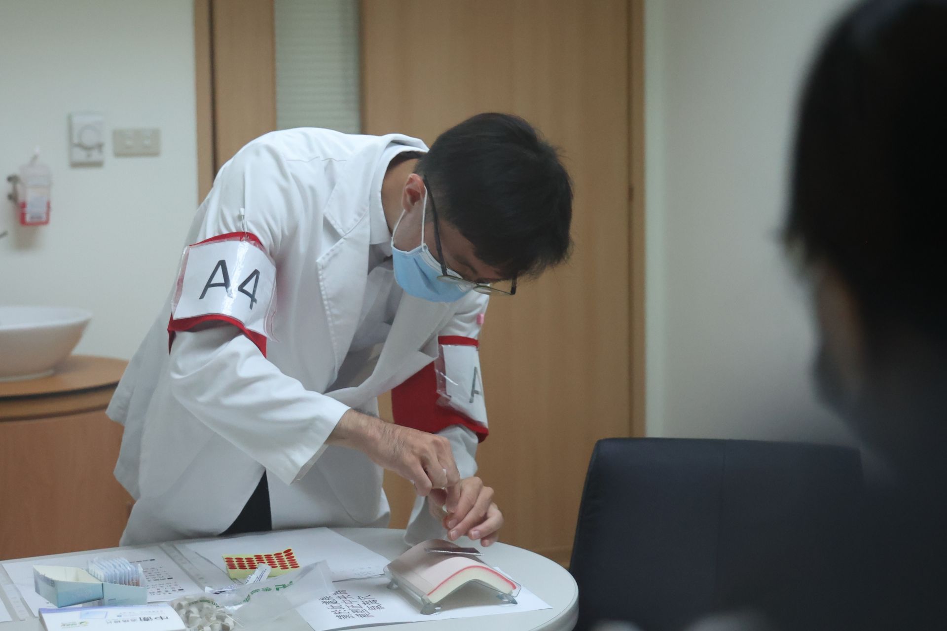 今年針灸科站也首度導入擬真皮膚模型,有別以往多以貼紙標示穴位位置,不僅提高手感與定位準確度,也避免標準化病人長時間反覆受針的不適。