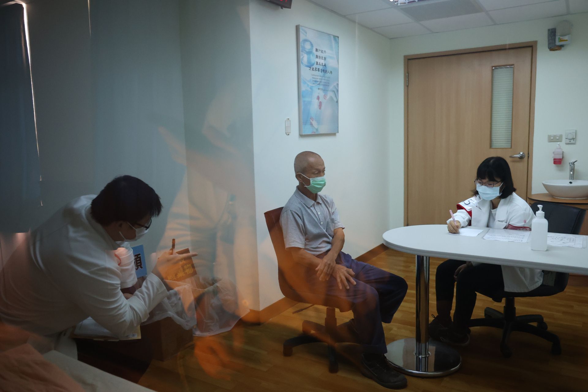 每站測驗結束後,在診間內評測試驗內容的考官會立即給予考生回饋。