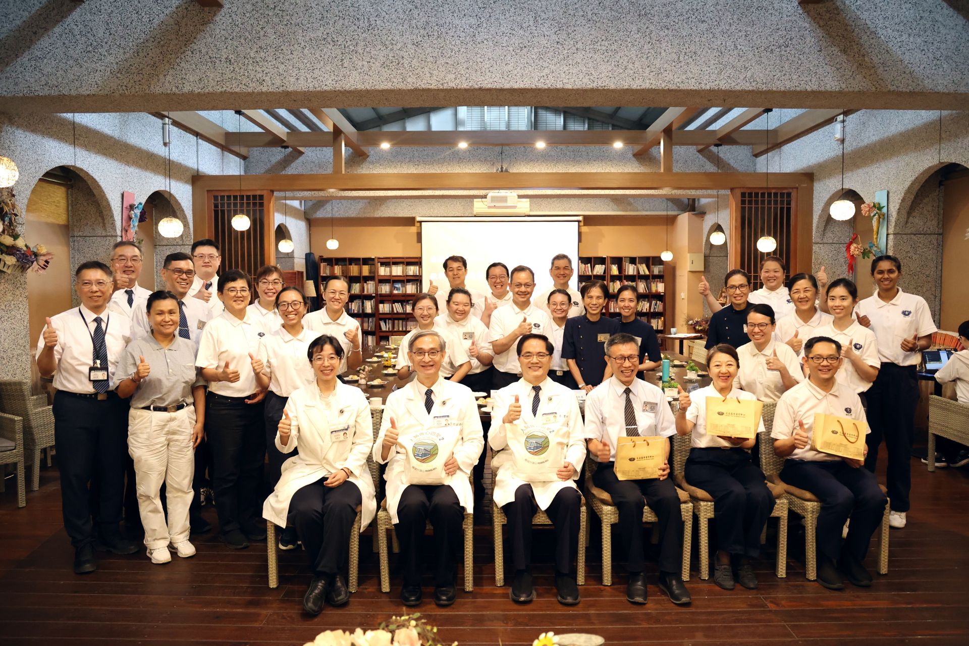 馬來西亞檳城人醫會團隊至花蓮慈院取經,由林欣榮院長代表竭誠歡迎與交流。前排左起花蓮慈院吳雅汝醫務祕書、李啟誠副院長、林欣榮院長、人醫會馬來西亞分會宋文家副執行長、吉打分會莊菀佳副執行長以及馬來西亞人醫會新山互愛組林俊生組長。