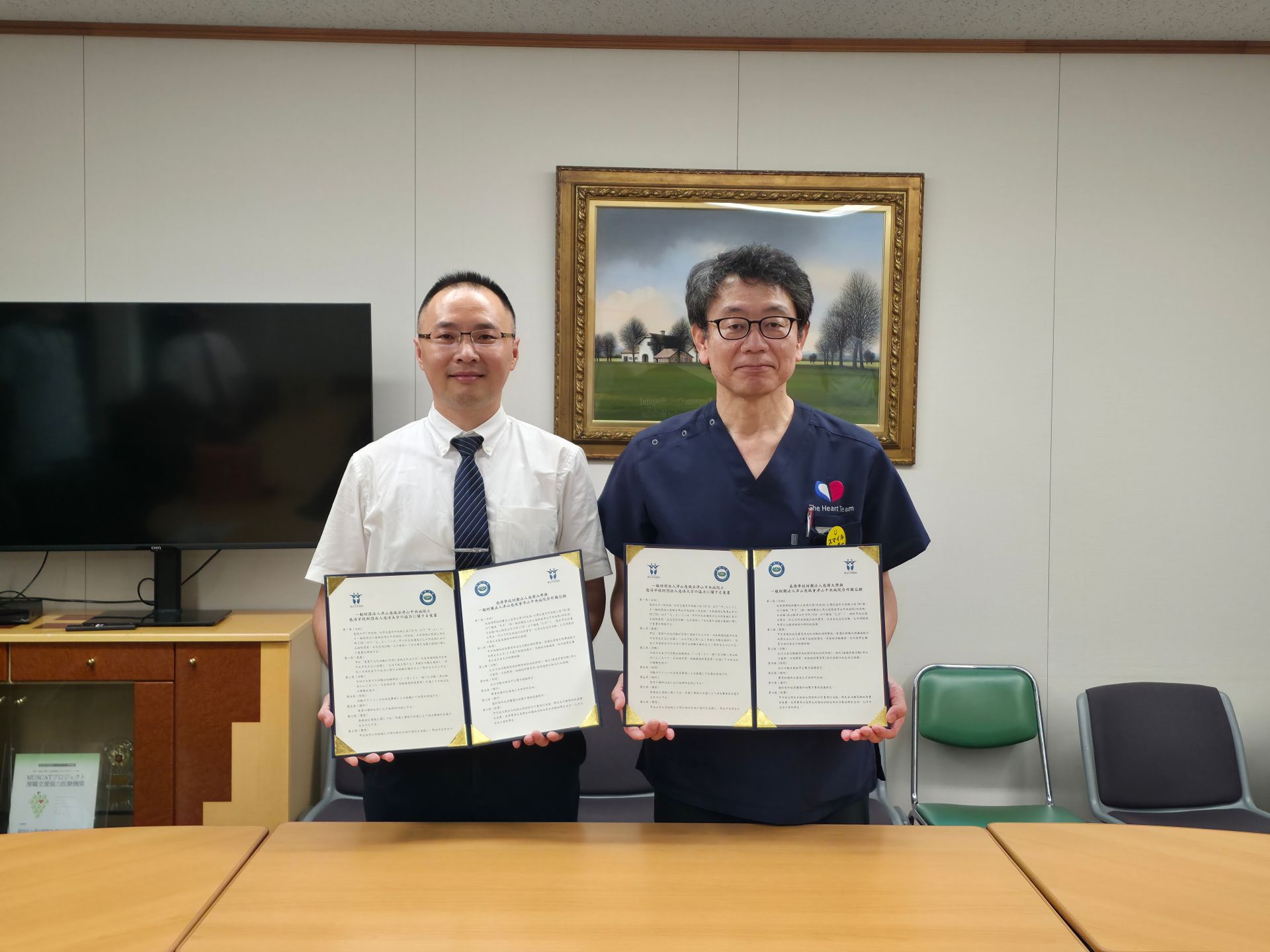 慈大吳晋暉副教授與津山中央病院院長岡岳文先生,代表雙方簽署合作備忘錄