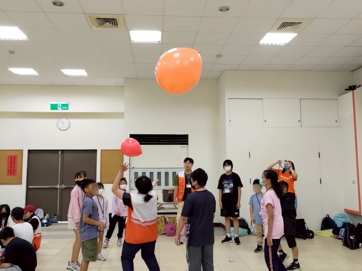 小組團康遊戲,透過拋氣球接力遊戲,增加團隊默契。