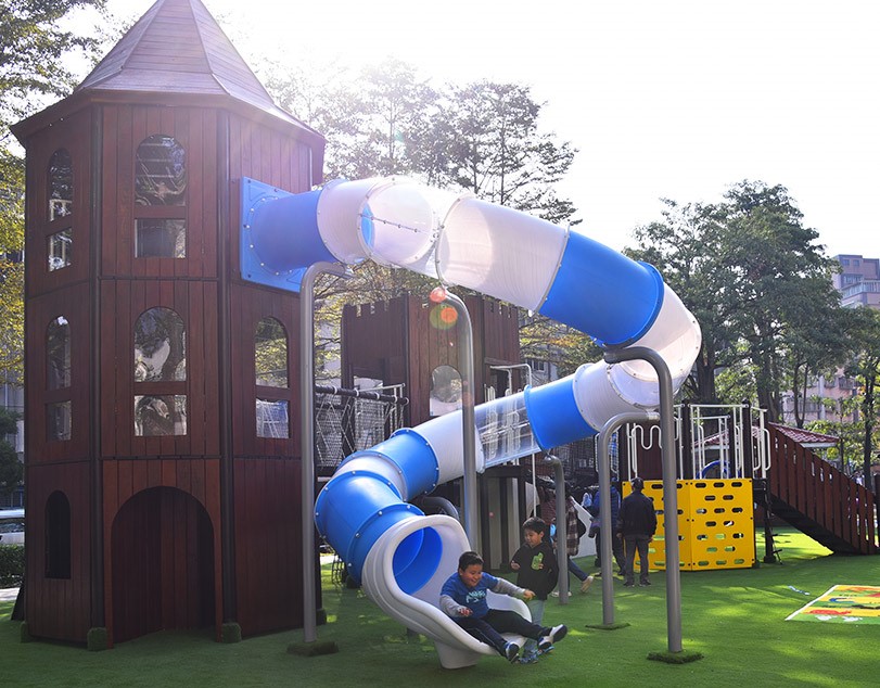 中和區福華公園以歡樂城堡為設計主軸,讓孩子們可以安全地在這裡盡情挑戰自我、發揮想像力。