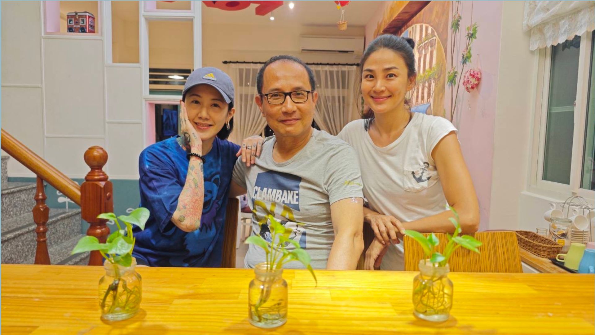 大愛劇《生命的麥田》艾偉在臺東拍攝期間,女兒艾娃前來探班,與劇中女兒洪小鈴真假女兒相見。