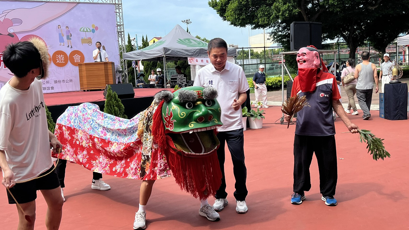 苗栗慈濟6月1日在竹南鎮運動公園舉辦「點亮微光.讓愛飛揚園遊會」。鍾東錦縣長出席響應。