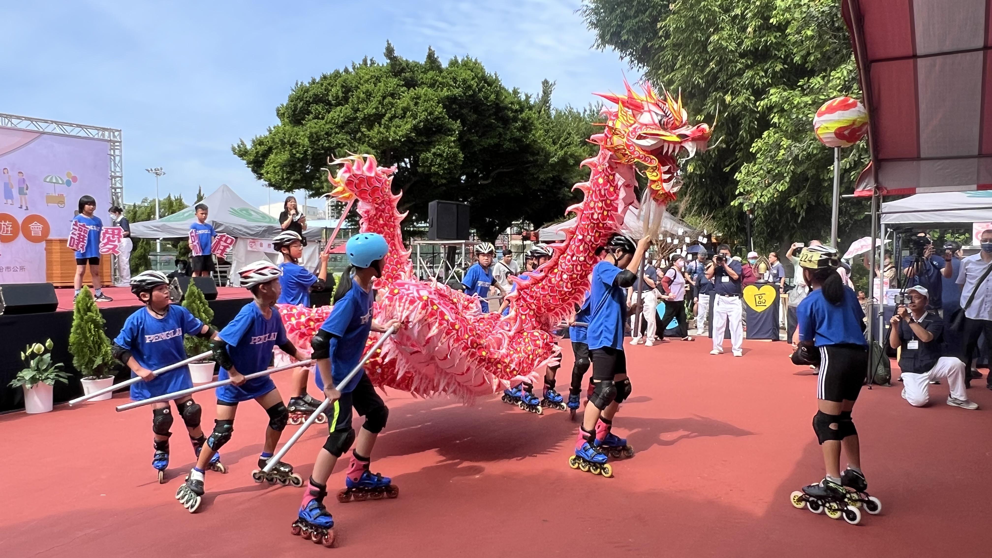 苗栗慈濟6月1日在竹南鎮運動公園舉辦「點亮微光.讓愛飛揚園遊會」。頭份國中、蓬萊國小出席演出。