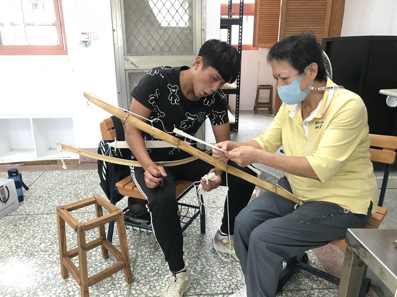 南澳高中學生透過耆老示範,體悟自己與原生部落的連結