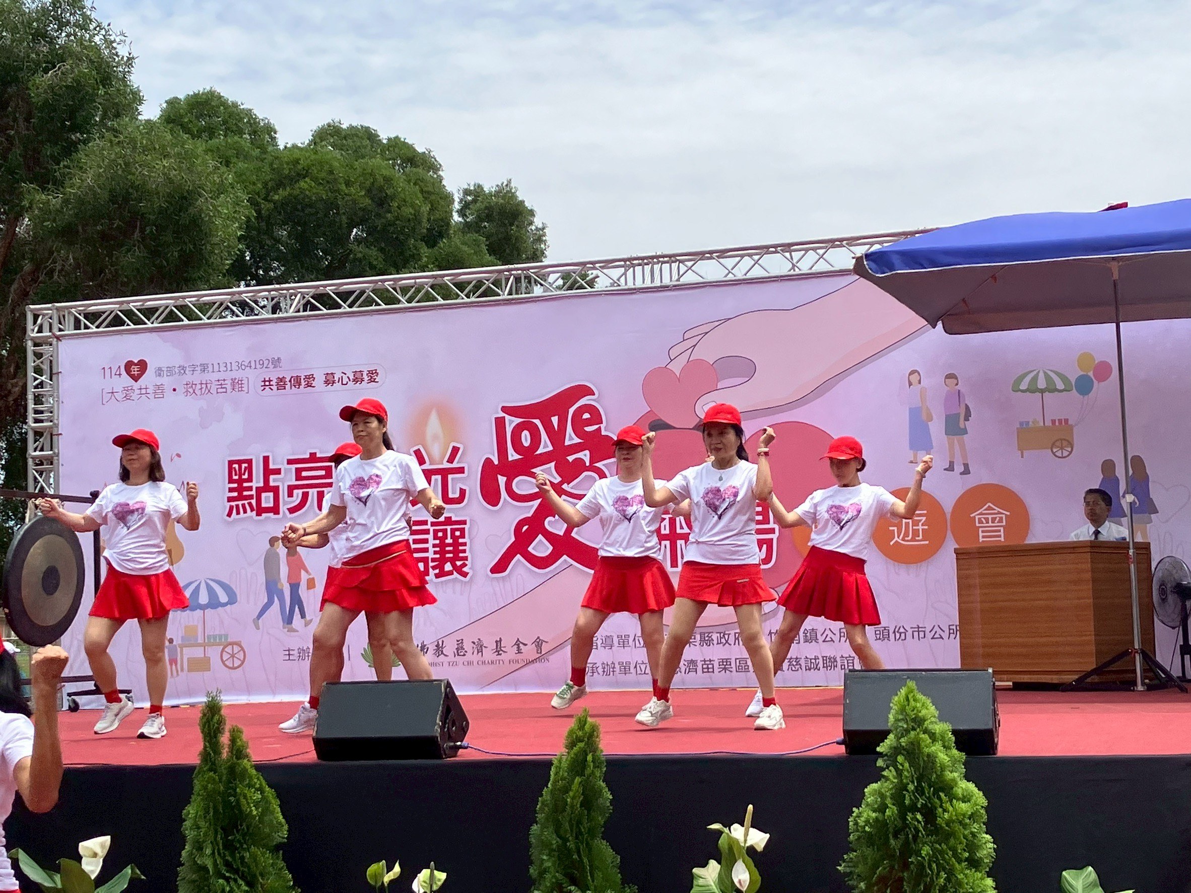 「戀戀團隊」陳錫慧（左一）分享，早上七點就在溜冰場練習，老師重新編排舞曲以配合舞臺。她覺得每個人都能貢獻一點微光，匯集微小力量就能散發愛，讓人感受到溫暖。