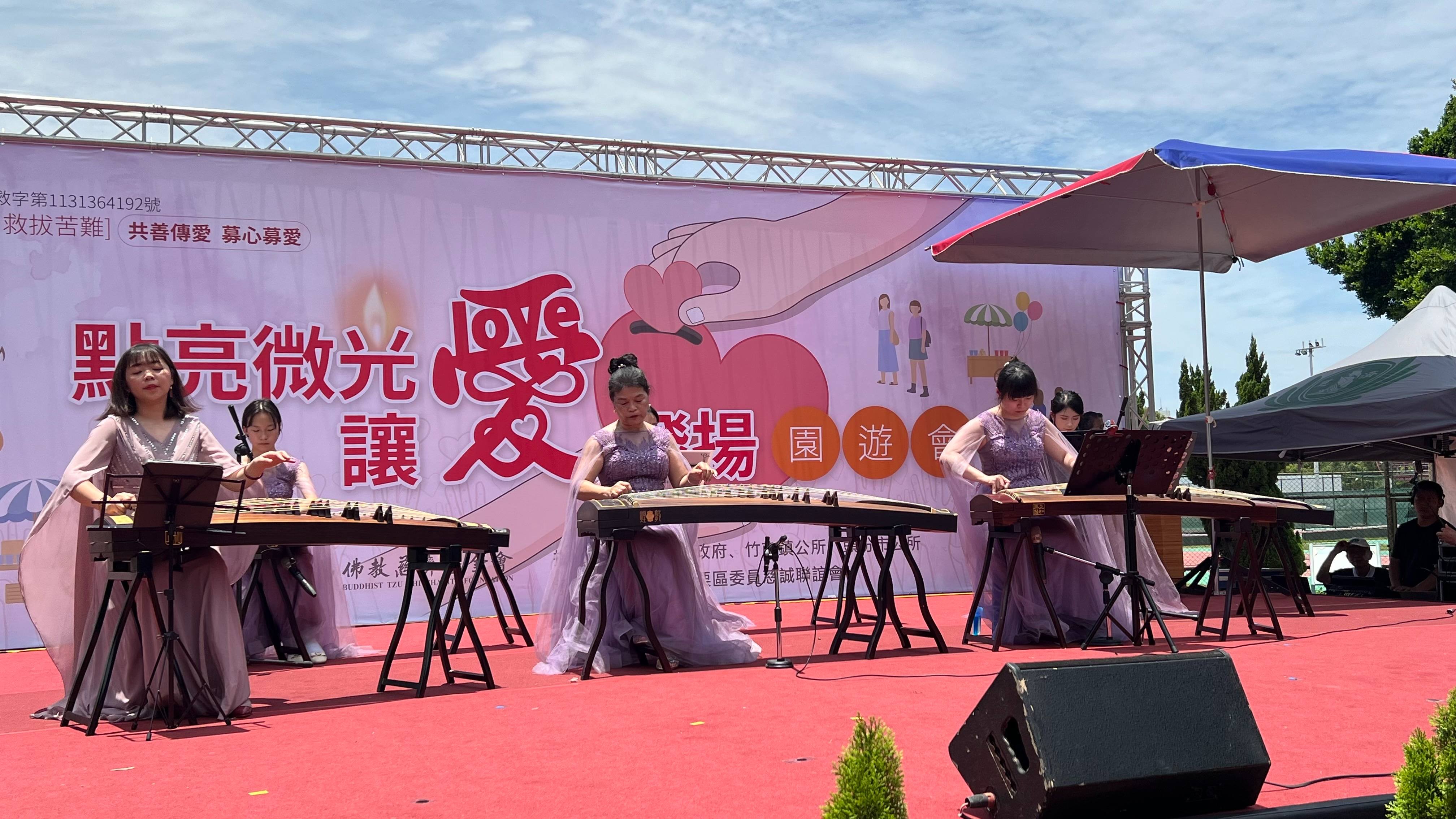 謝秀麗（中）在臺上表演古箏，她也常帶團隊至機構和偏遠學校做公益，希望透過音樂與舞蹈淨化身心靈，促進社會和諧。