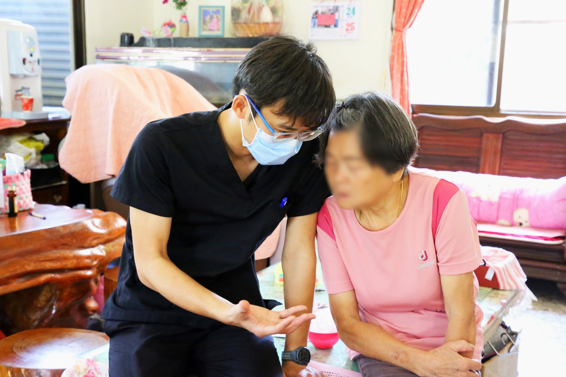 鄭主任也關心詹阿伯的妻子的辛勞,教她平日應如何照顧阿伯,也讓她能獲得喘息的機會。