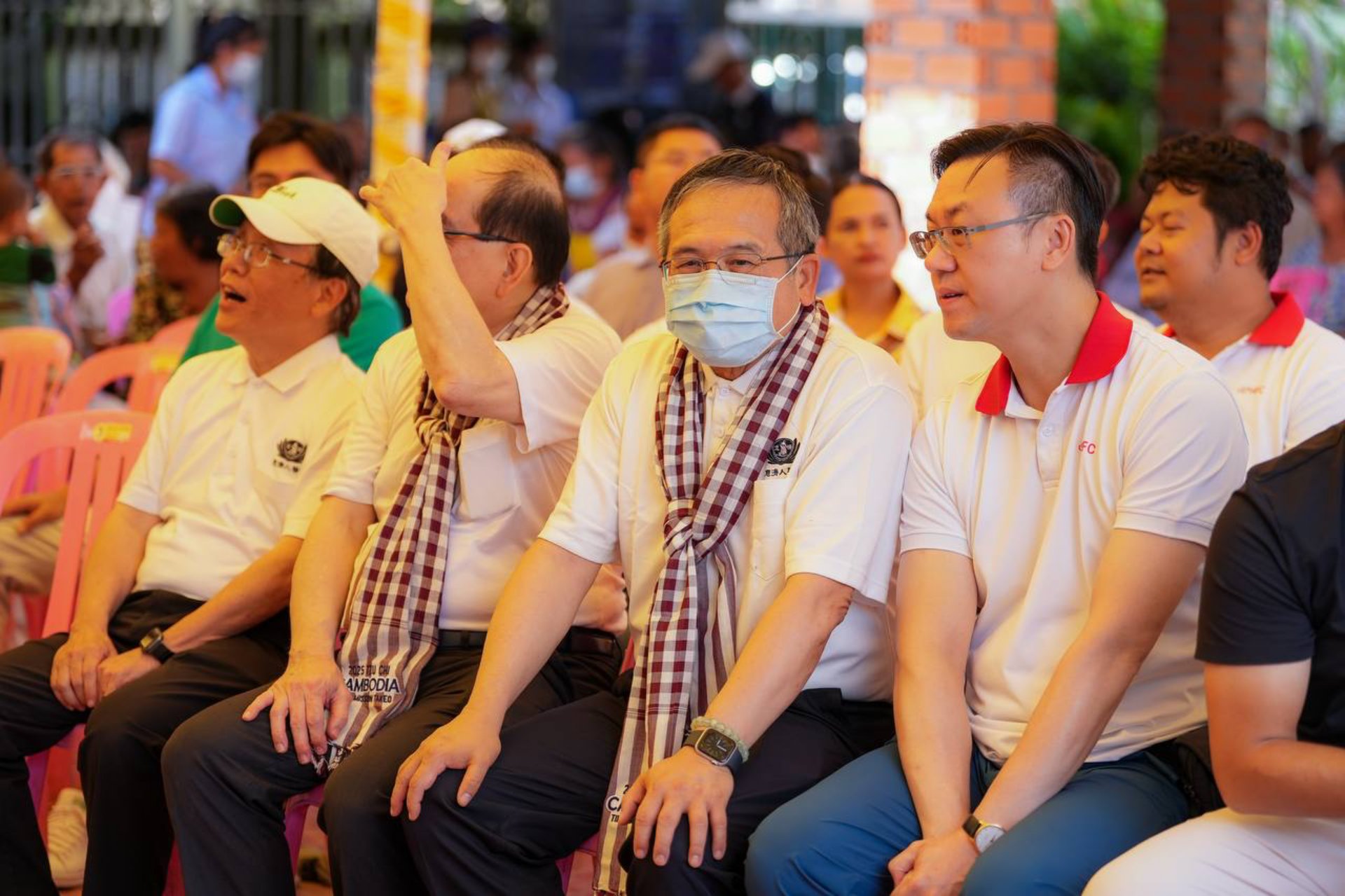 在義診結束後,林其泰(右一)滿懷感動。為了珍惜這段難得的經歷,他決定留下來參加感恩晚會,與眾人一同分享義診的點滴與心得。