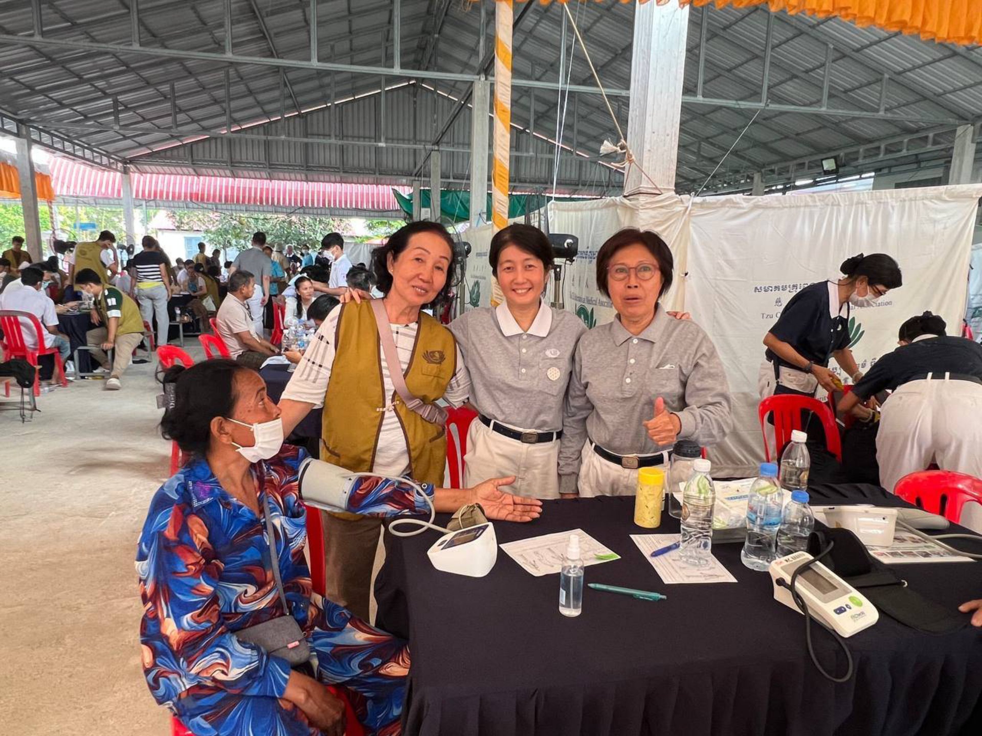 2024年,首次擔任義診志工,參與後深受感動。今年,他主動報名加入茶膠省慈濟義診的翻譯志工,並帶著媽媽許惠良(左二)一同投入志工服務。