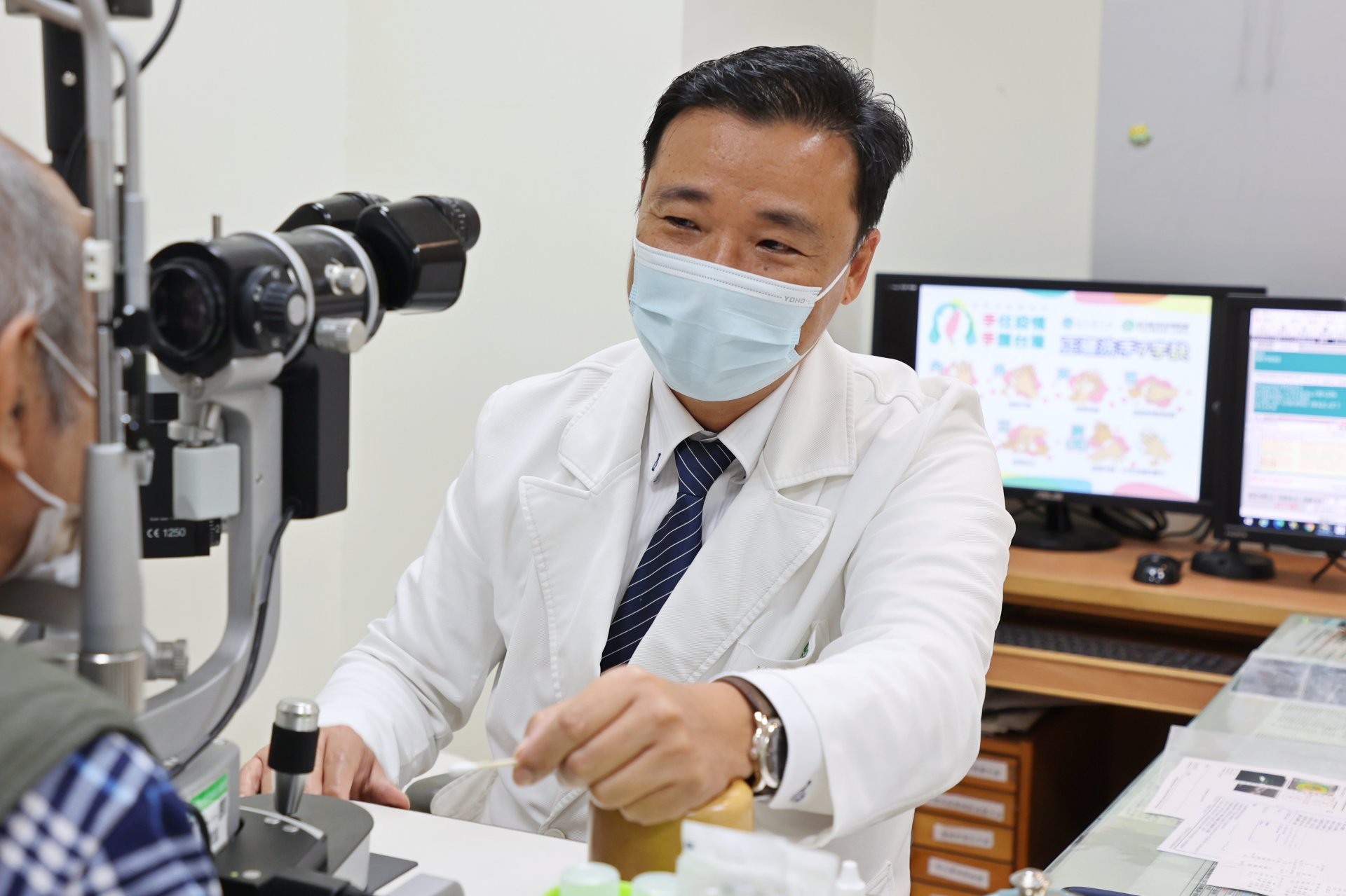 花蓮慈濟醫院視網膜科主任何明山,以羊膜及PRP雙重療法,幫助黃斑部裂孔病人順利癒合。