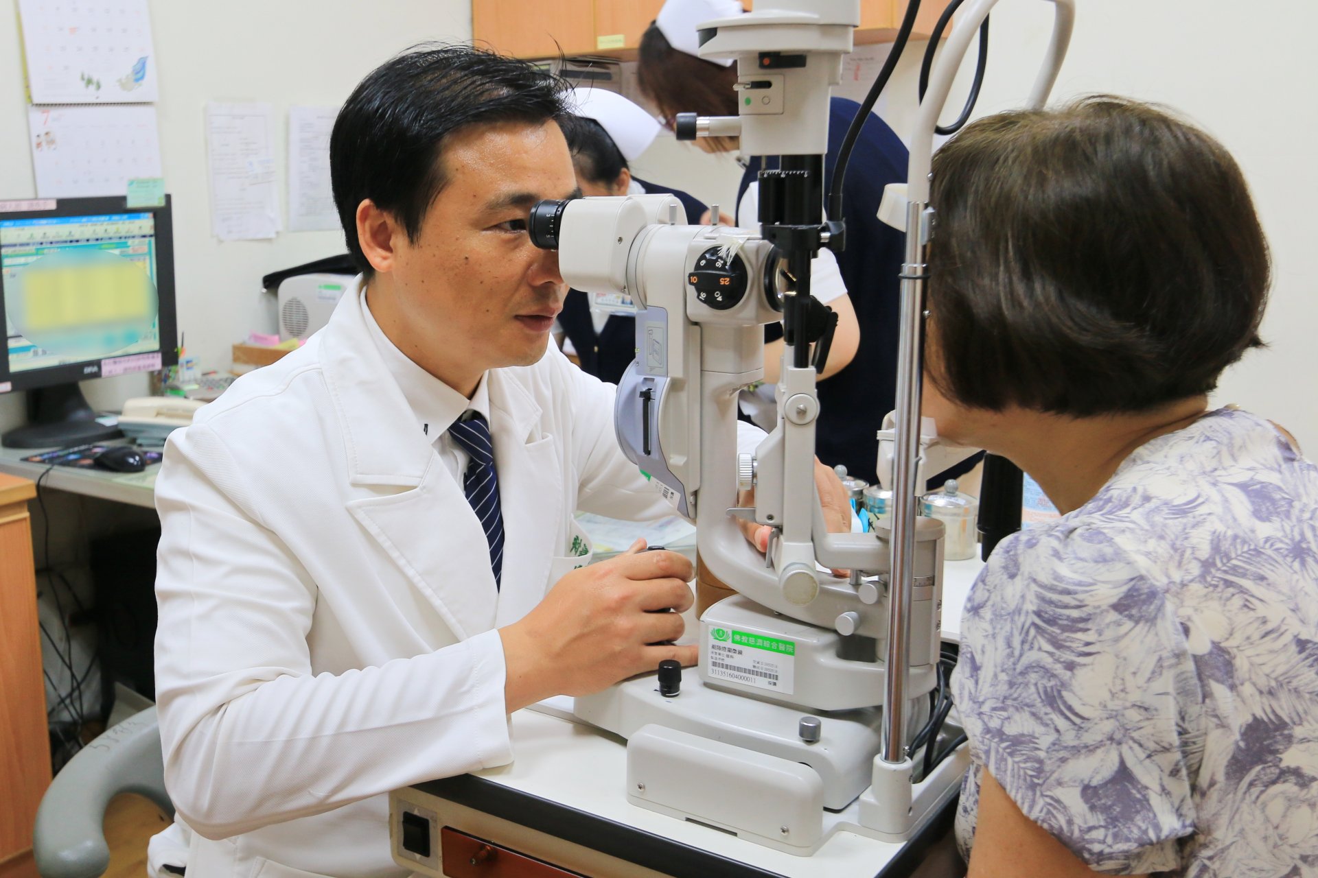 花蓮慈濟醫院視網膜科主任何明山,以羊膜及PRP雙重療法,幫助黃斑部裂孔病人順利癒合。