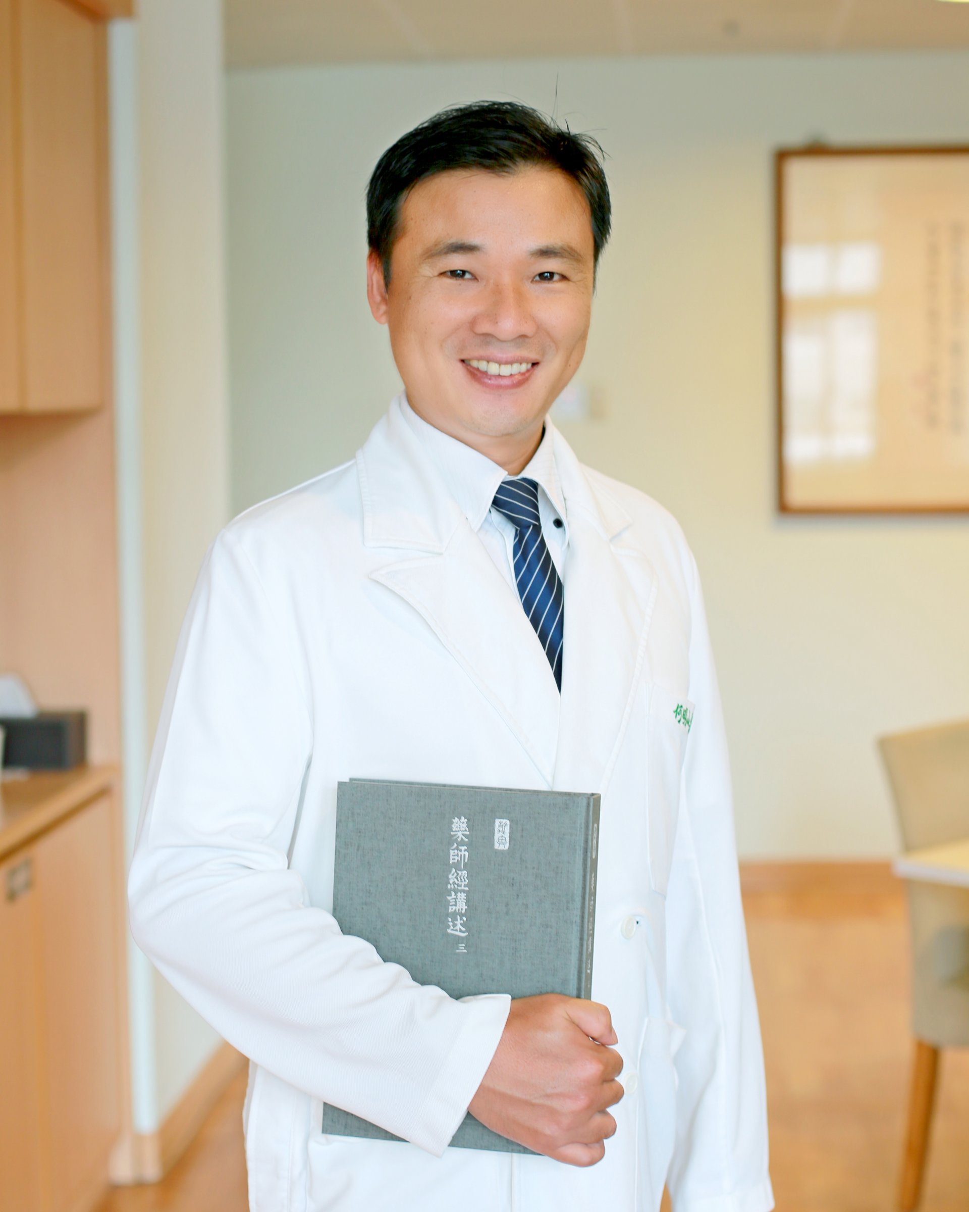 花蓮慈濟醫院視網膜科主任何明山,以羊膜及PRP雙重療法,幫助黃斑部裂孔病人順利癒合。