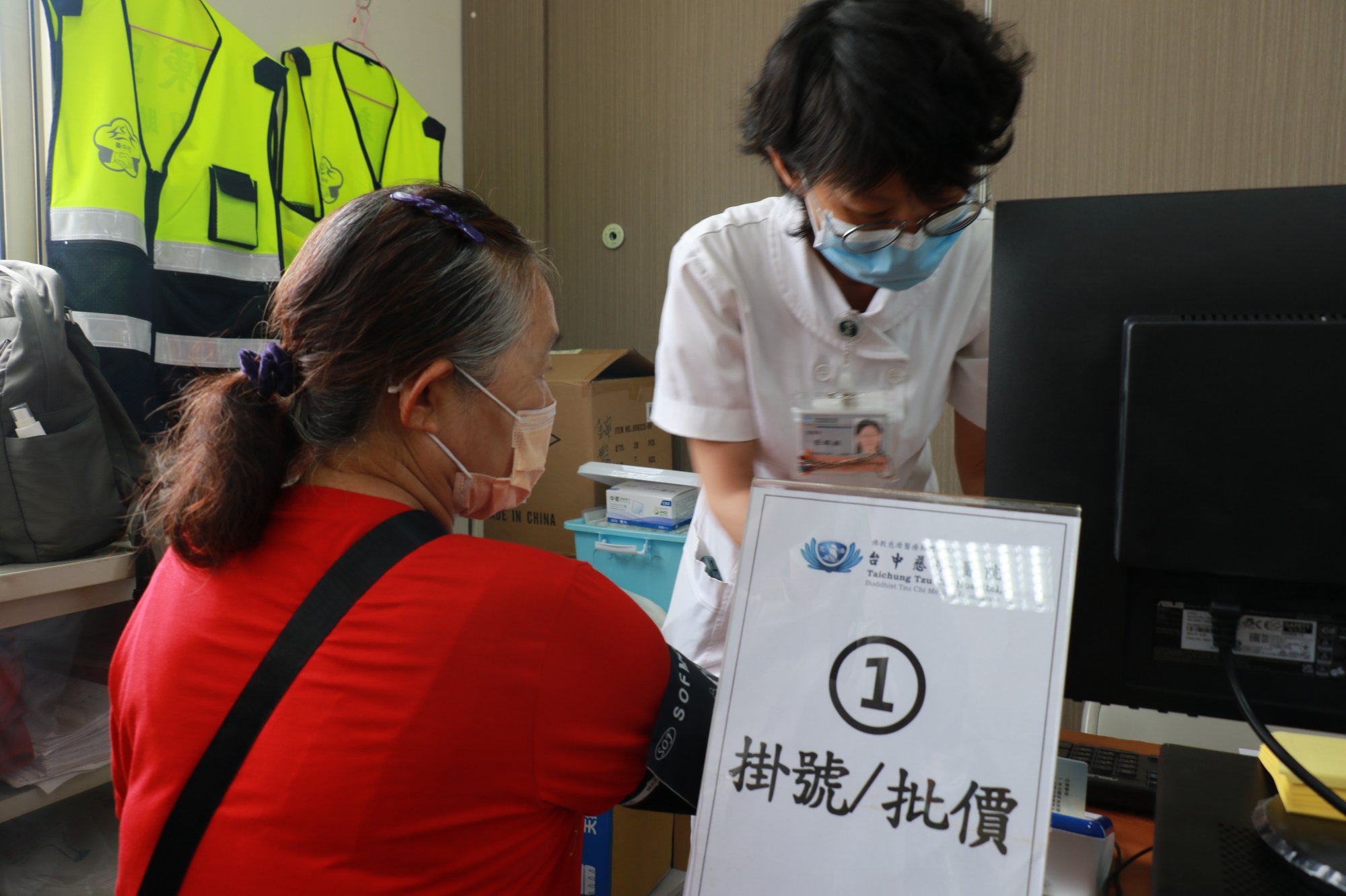 護理師親切為長輩量測體溫、血壓,並建立病歷資料,提供看診醫師登陸醫囑與查詢。