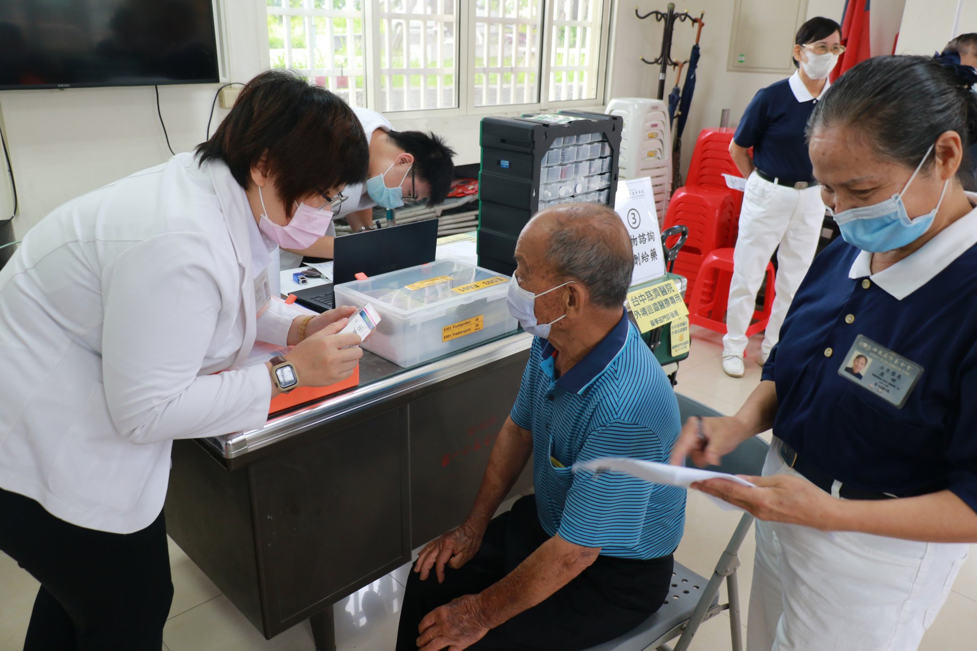 巡迴醫療除了醫師與護理師之外,藥師更提供處方調劑與用藥諮詢的服務。