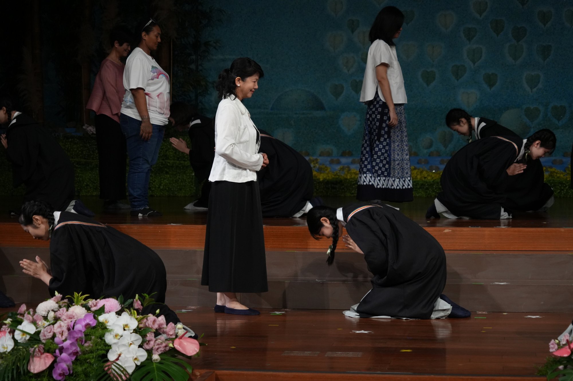 畢業生演繹跪羊圖,感恩雙親養育之恩