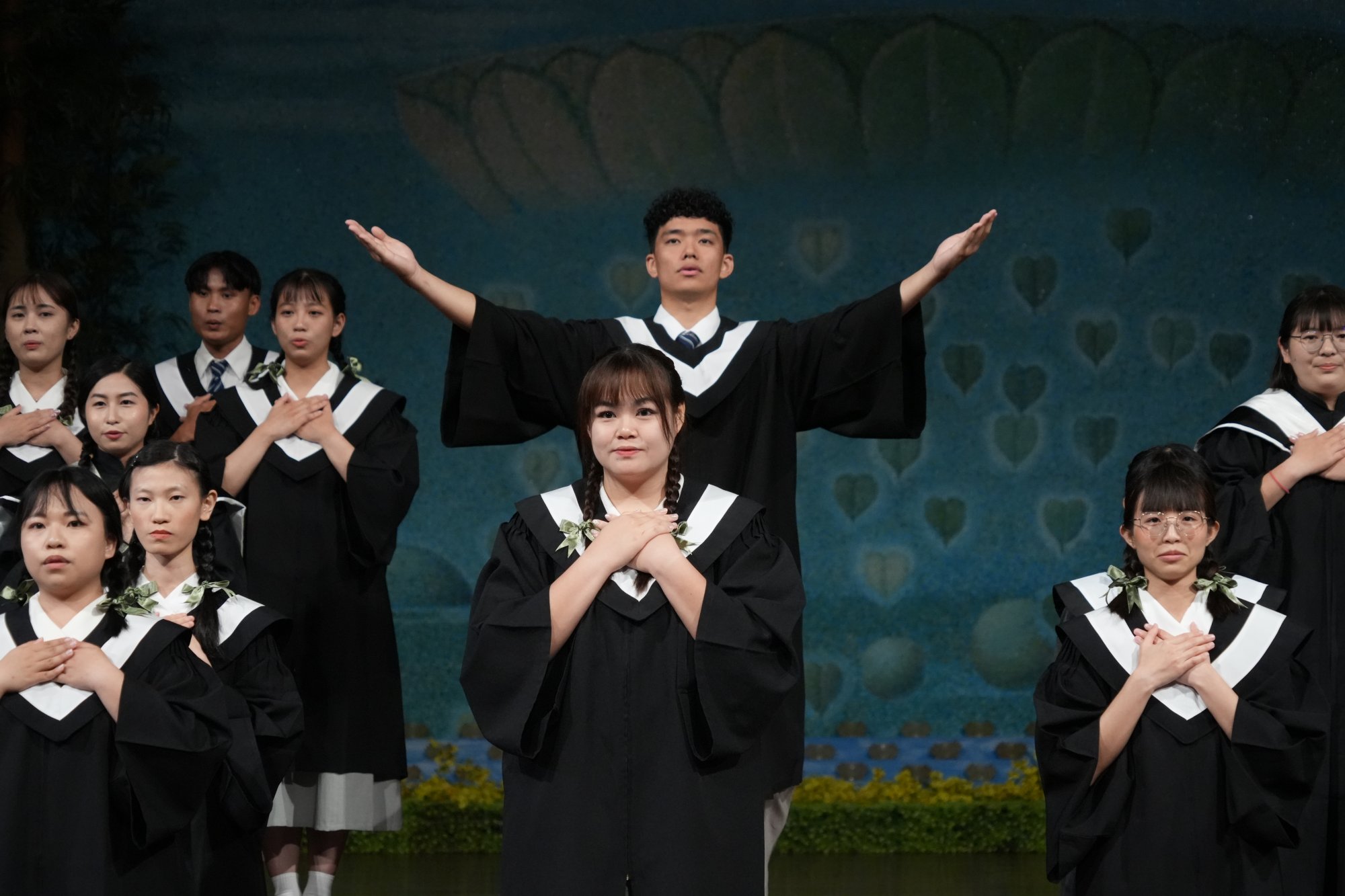 學生以「感恩」回應師長,「是您那慈愛的寬容,給我成長的動力」