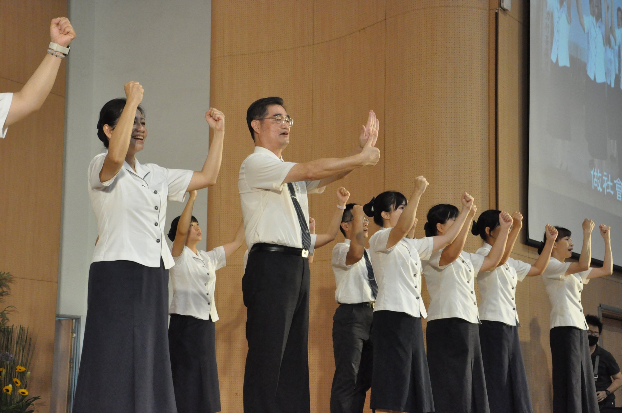 校長和畢業班導師演繹《叮嚀》，勉勵畢業生們做社會的棟樑