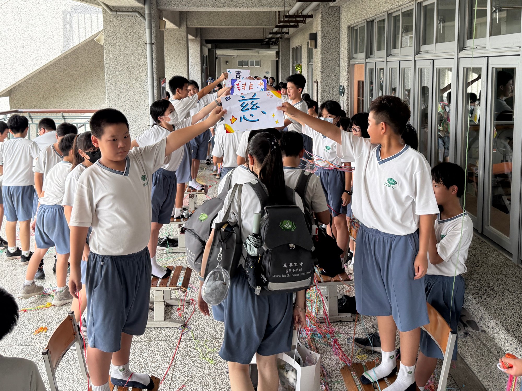慈小畢業生校園巡禮穿越慈悲喜捨門