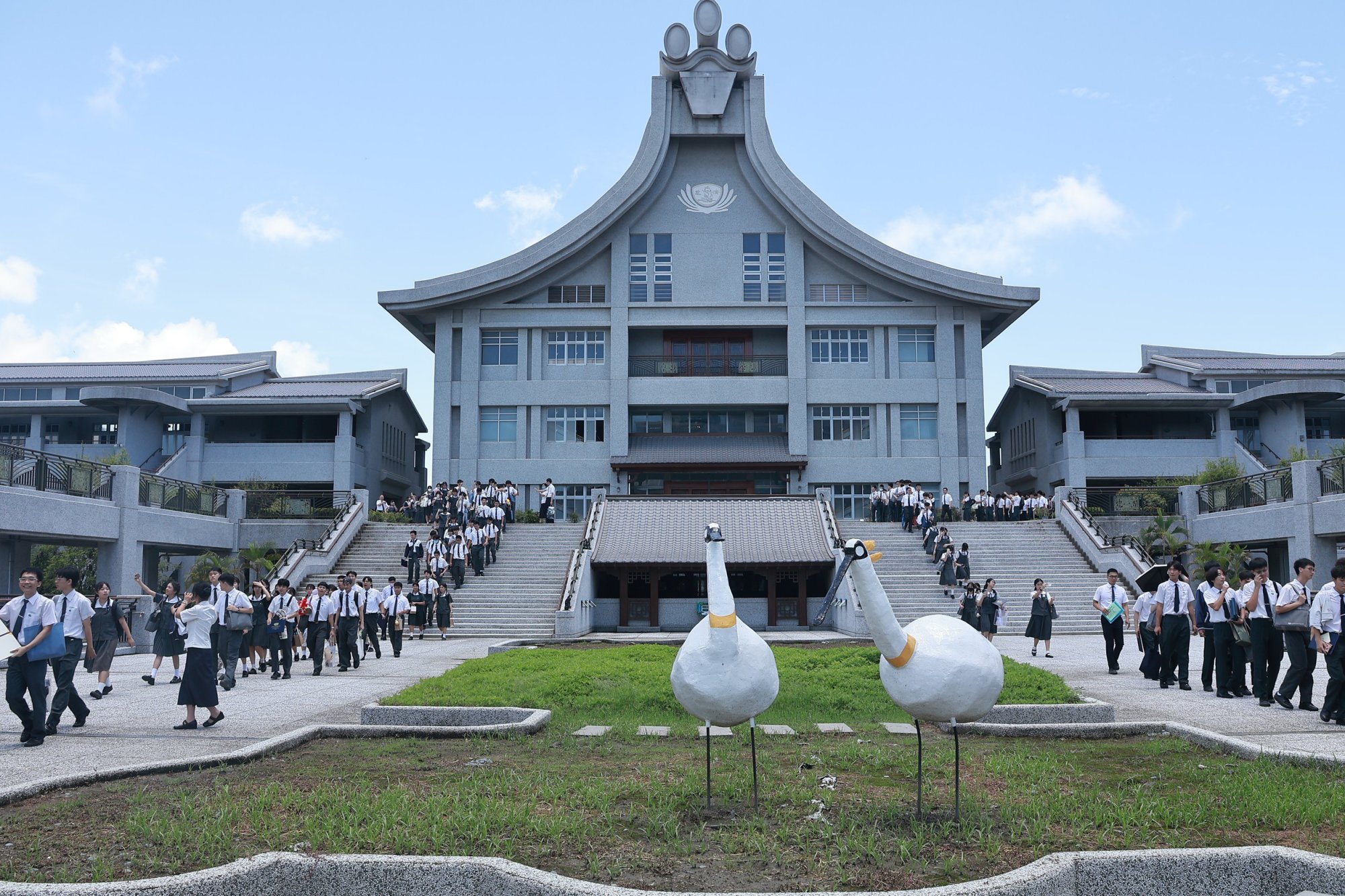 中學部畢業生於畢業歌聲中校園巡禮，離情依依