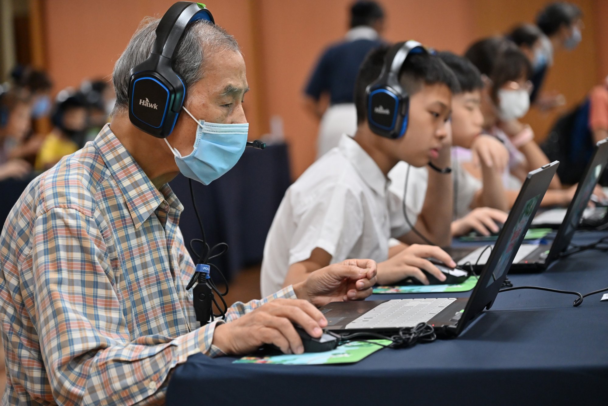 臺中靜思堂2025年6月7日上午舉辦「世界環境日永續淨零兜陣走」,圖為環保電競賽。