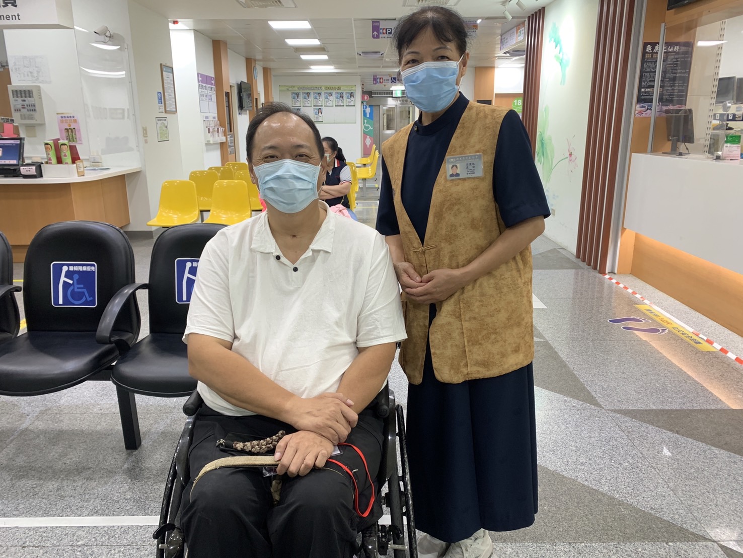 大林慈濟醫院於今日上午舉辦「脊髓損傷聯合門診」,由泌尿科、骨科、腸胃內科、風濕免疫(疼痛)科、中醫科與牙科六大專科共同參與,並結合慈濟志工,提供一對一貼心陪伴就醫