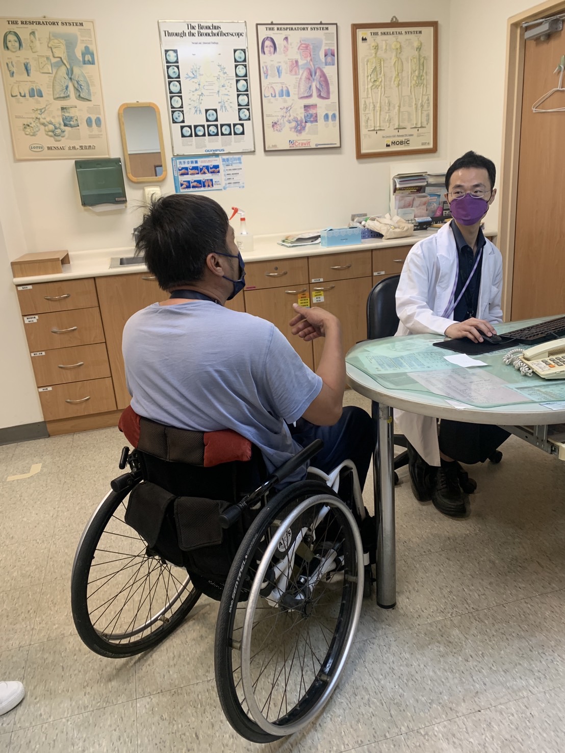 腸胃內科陳彥鈞醫師說,脊髓損傷可能影響腸胃蠕動,導致便秘或腸胃不適。建議保持均衡飲食,增加纖維攝取,並根據個別情況調整用藥,以維持良好腸胃功能