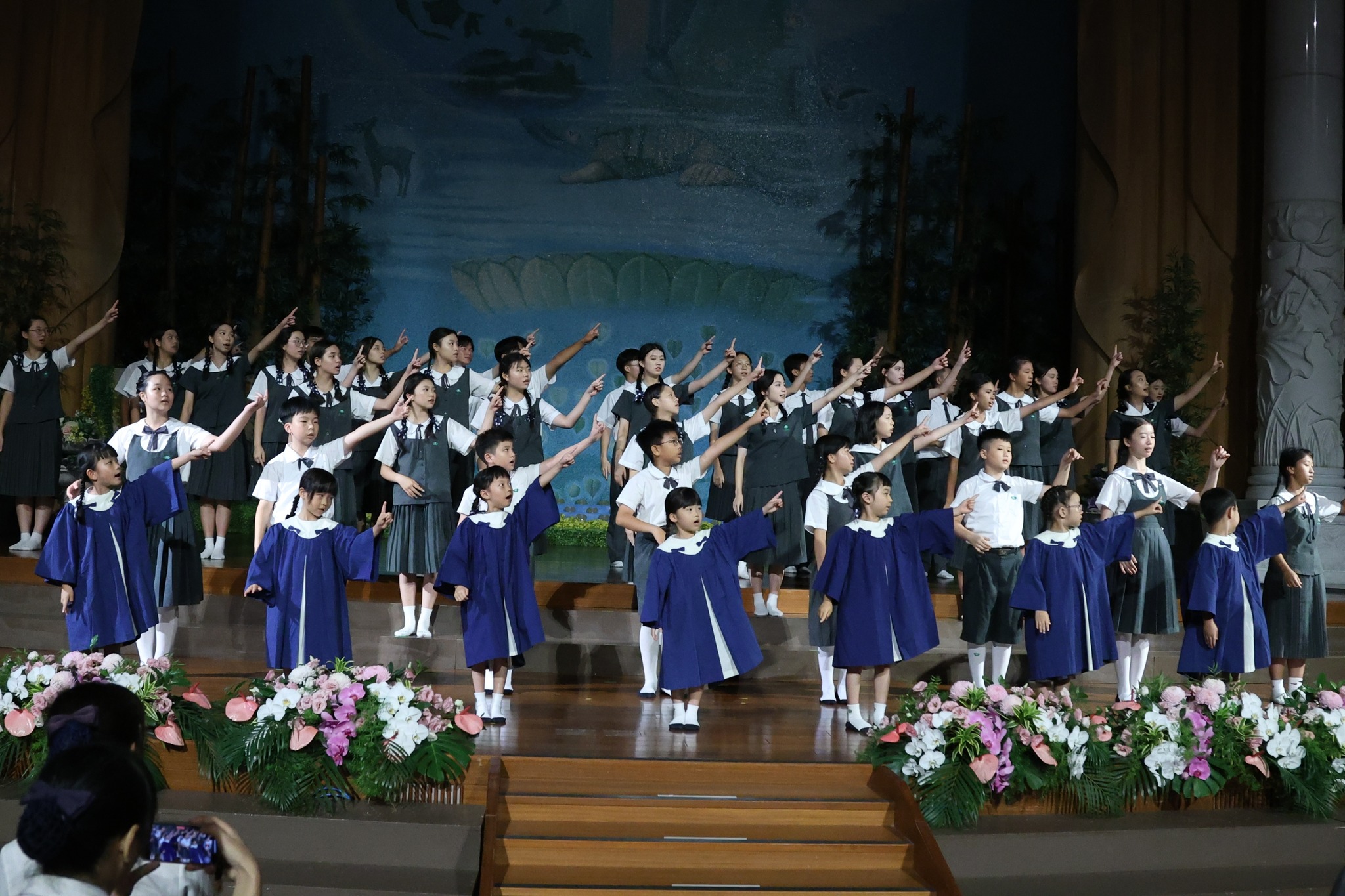 從幼兒園到高中共532位畢業生迎向新旅程