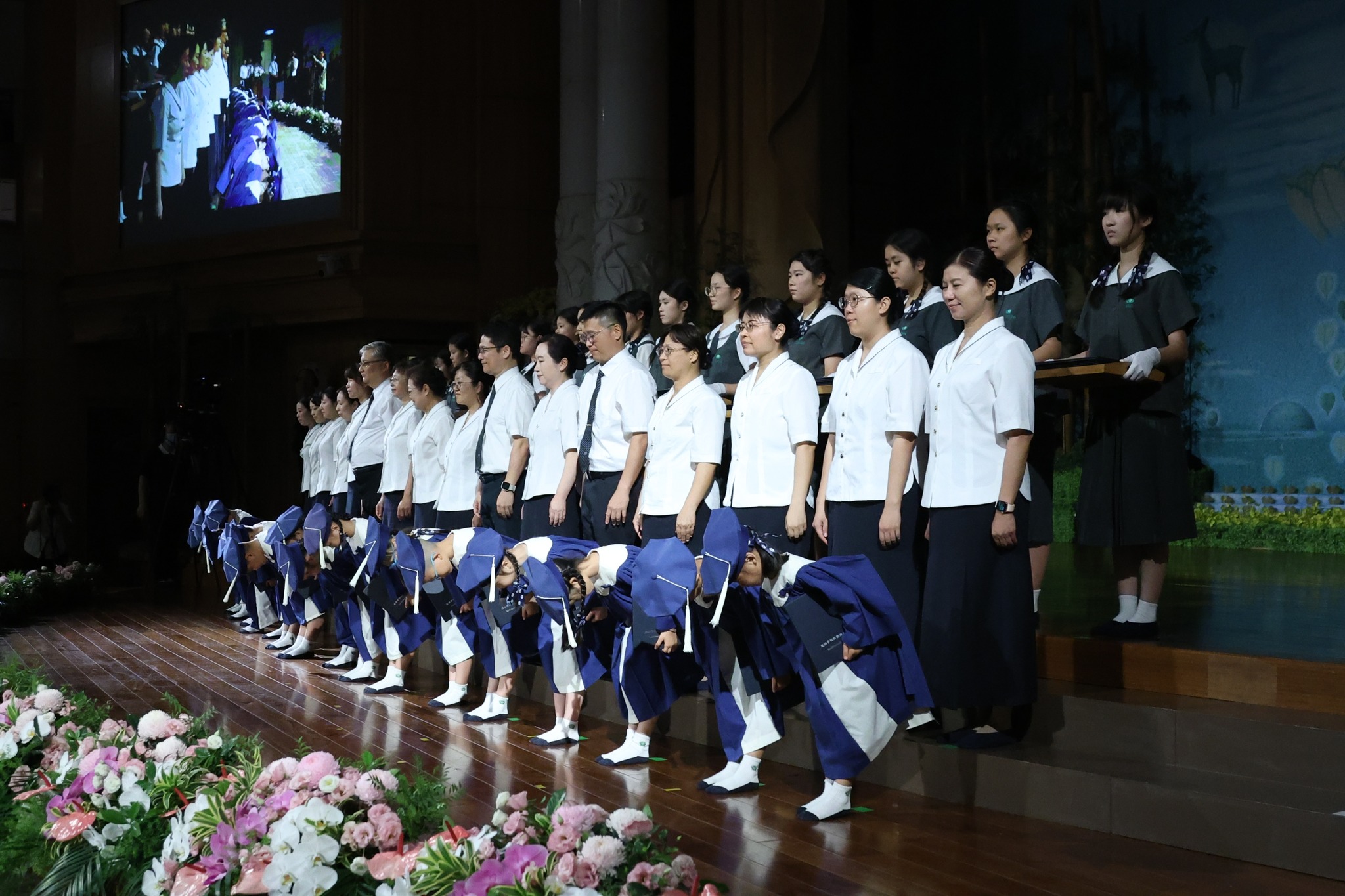 畢業生以一堂「慈濟人文課」作為離開母校的最後一課