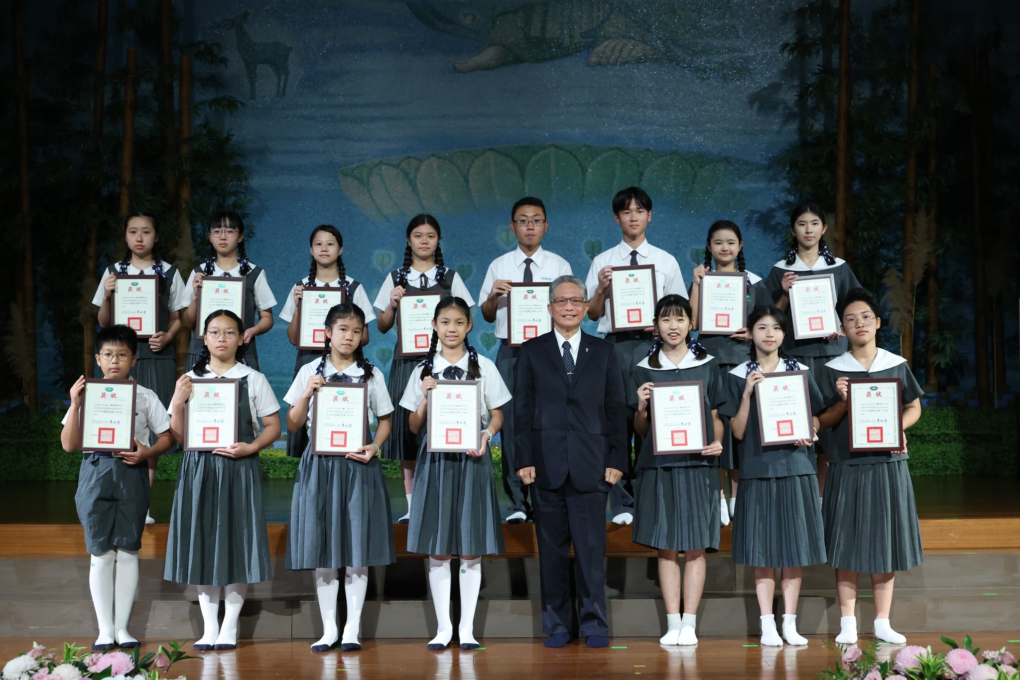 熊士民副執行長頒贈大愛付出獎,肯定學子積極投身志工服務溫暖人群