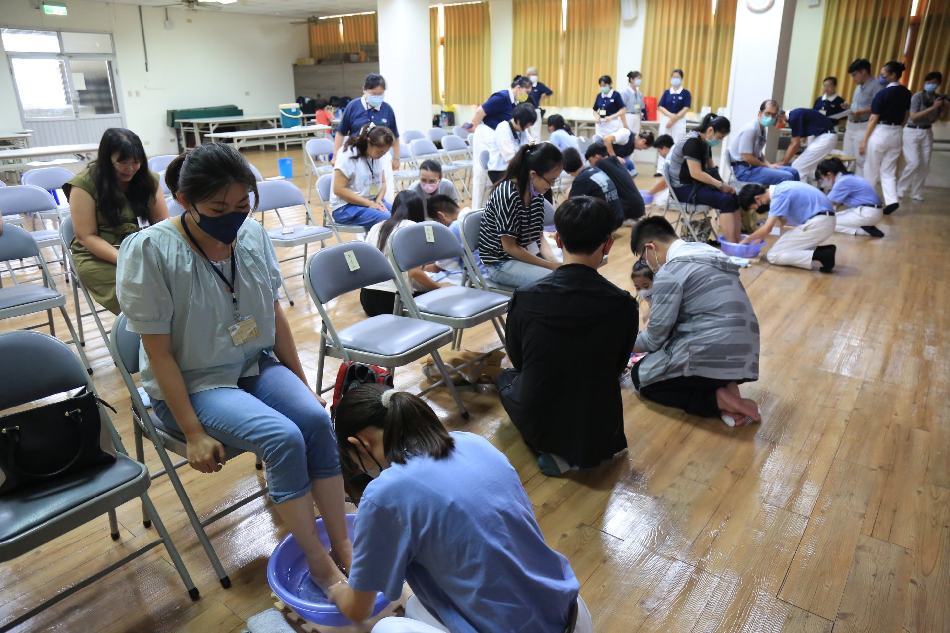 學員向家長奉茶及浴足,表達對父母的養育之恩。