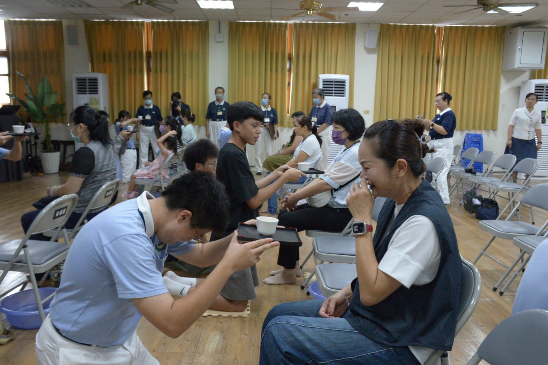 學員顏柏勳在為母親奉茶過程中,母親感動流淚。