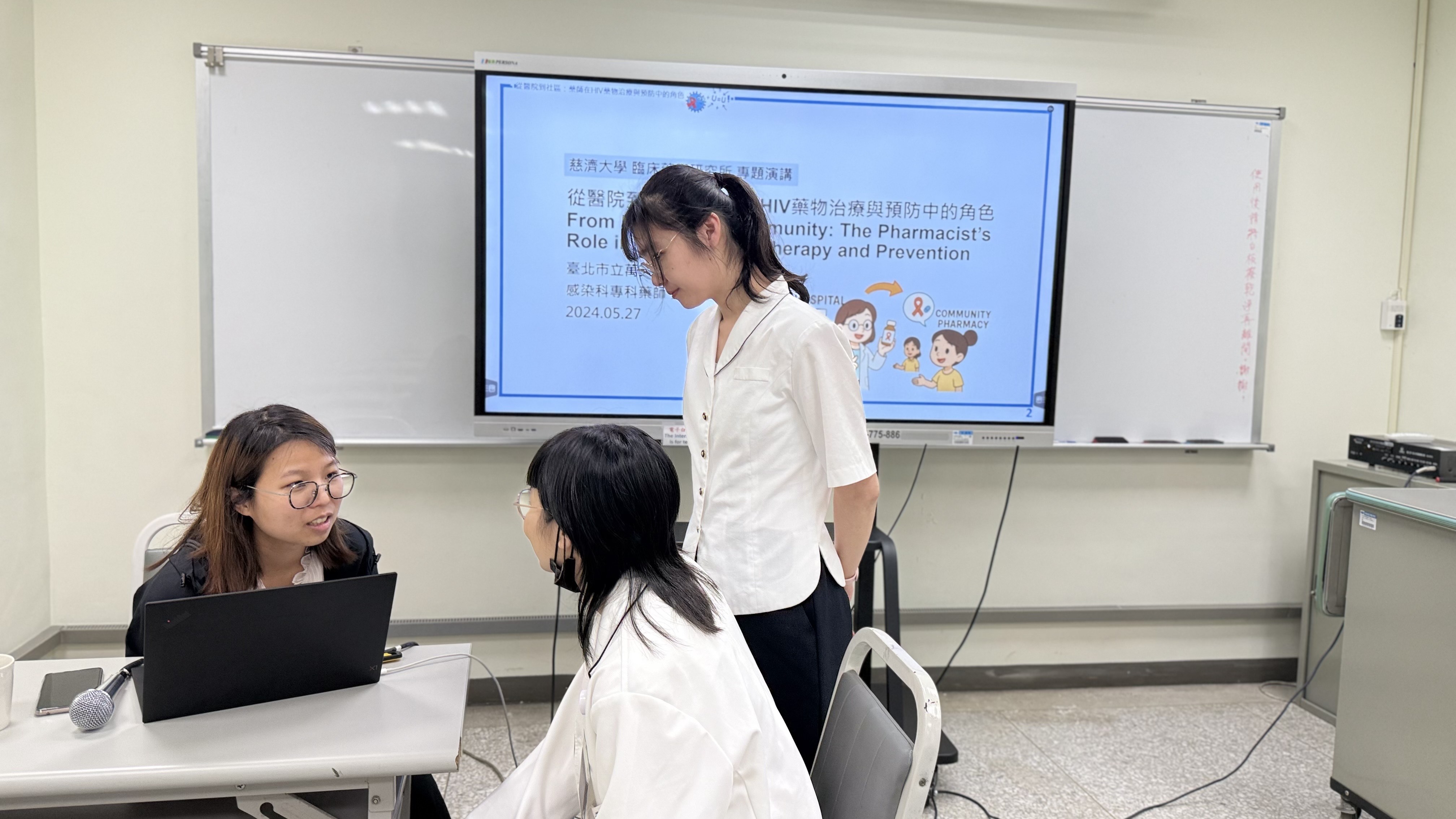 彭藥師與臨床藥學研究所學生分享感染專科藥師考試準備經驗,藥學系教師亦在旁關心與支持。