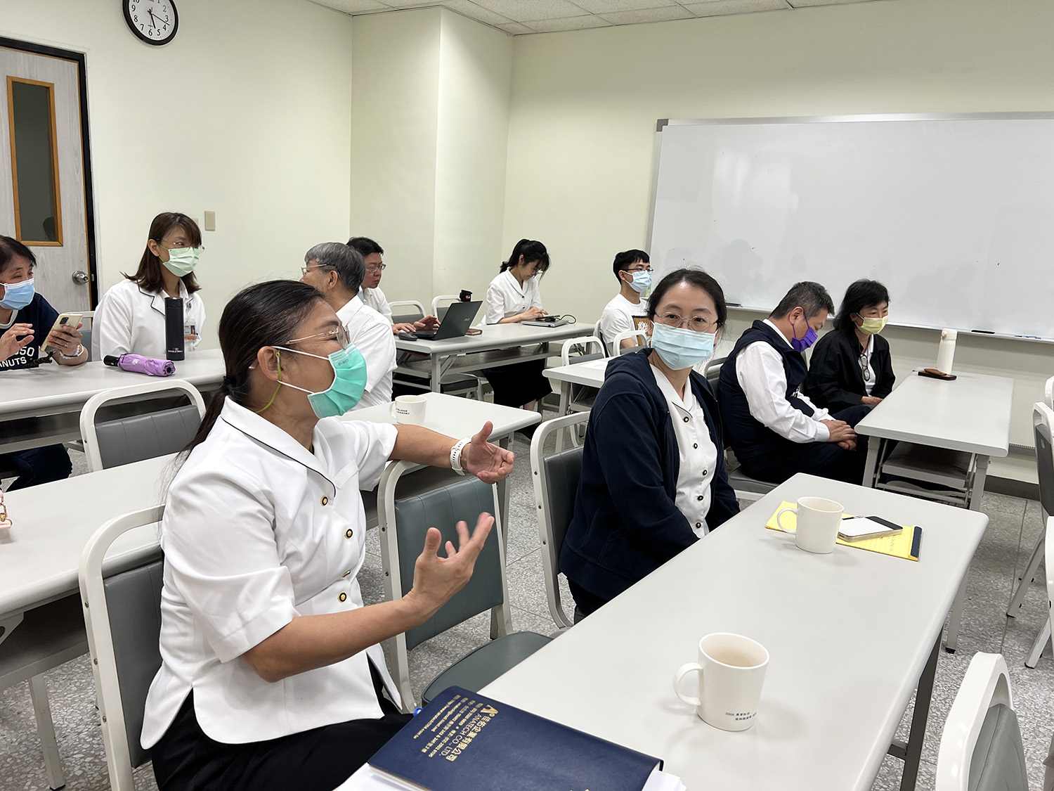 藥學系教師提問,是否可透過自動販賣機匿名提供PEP,減少隱私顧慮等相關問題。