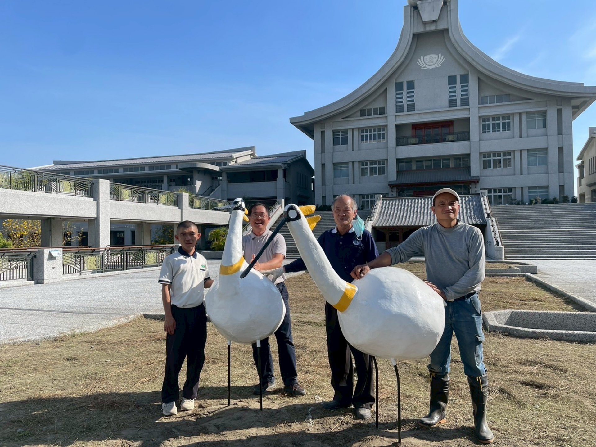 家長志工利用回收廢棄材料結合巧思,布置校園各處,實現資源循環校園。