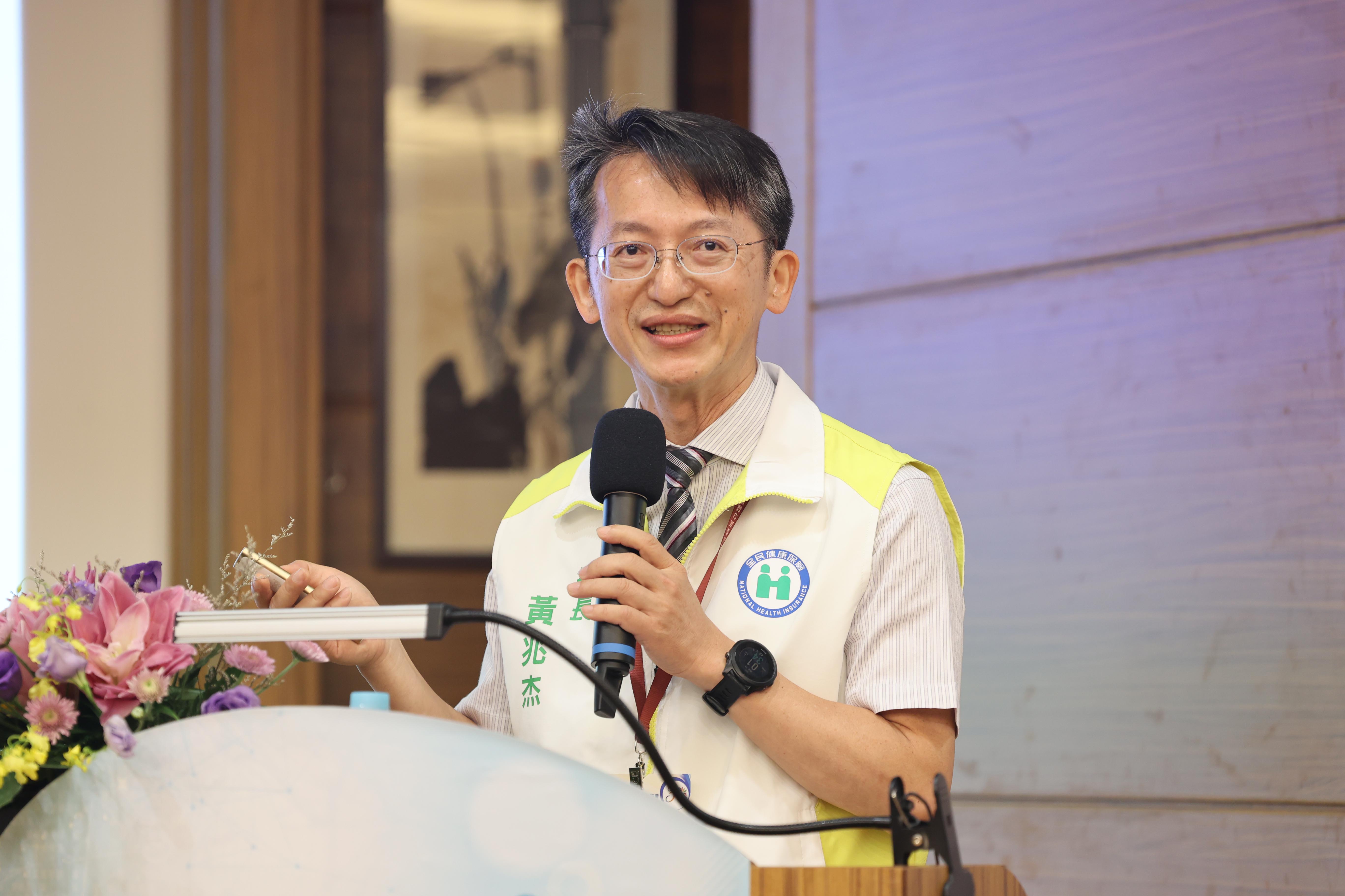 東區業務組組長黃兆杰提到,這些影像記錄了一線醫護人員與病患間真摯互動的動人時刻,是用生命陪伴生命的故事。