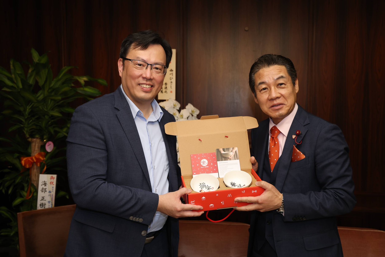 體育署鄭世忠署長(左)一行拜會名古屋市議會西川學議長(右),並互贈紀念品。