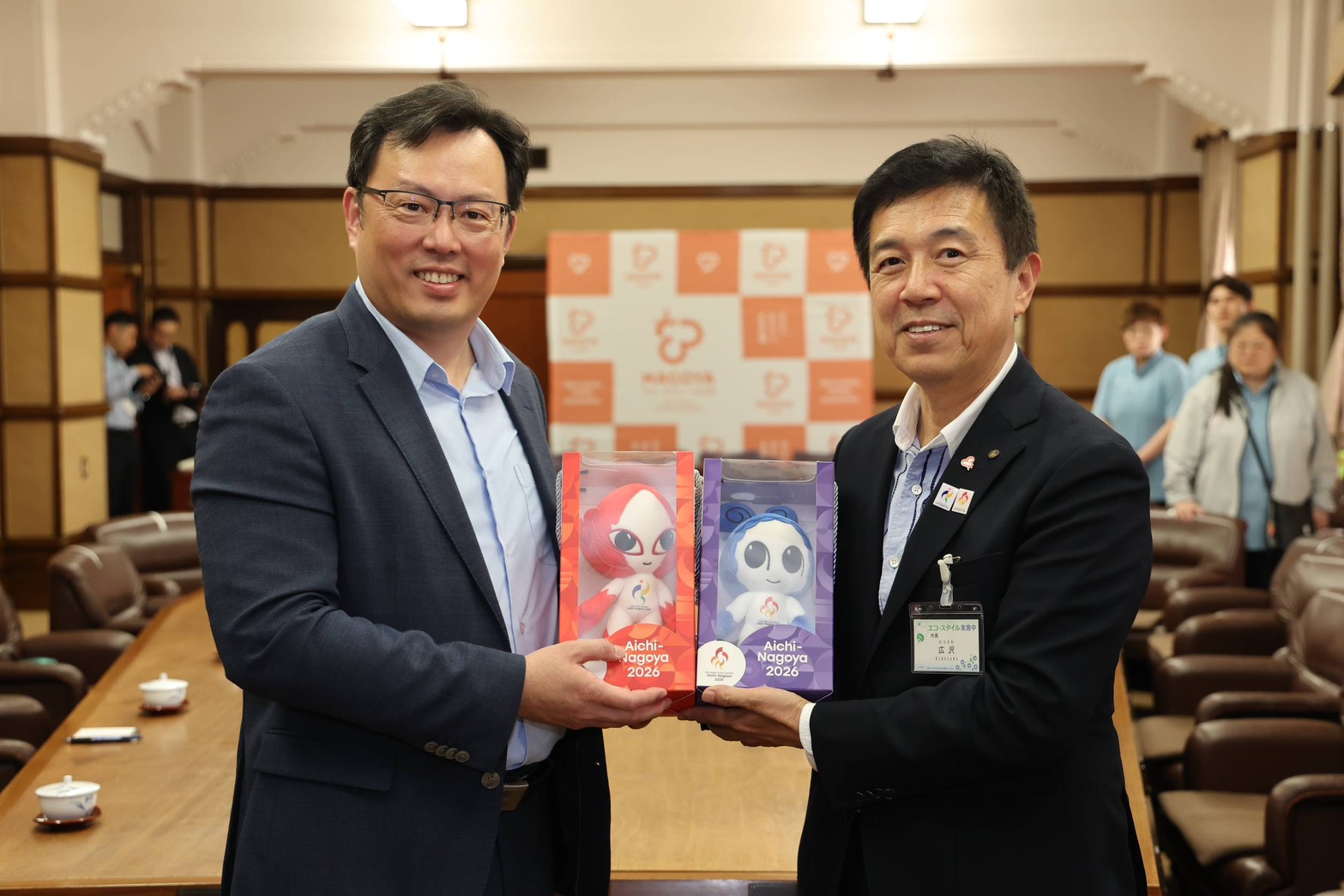體育署鄭世忠署長(左)一行拜會名古屋市政府,並由名古屋市市長廣澤一郎(右)親自接待。