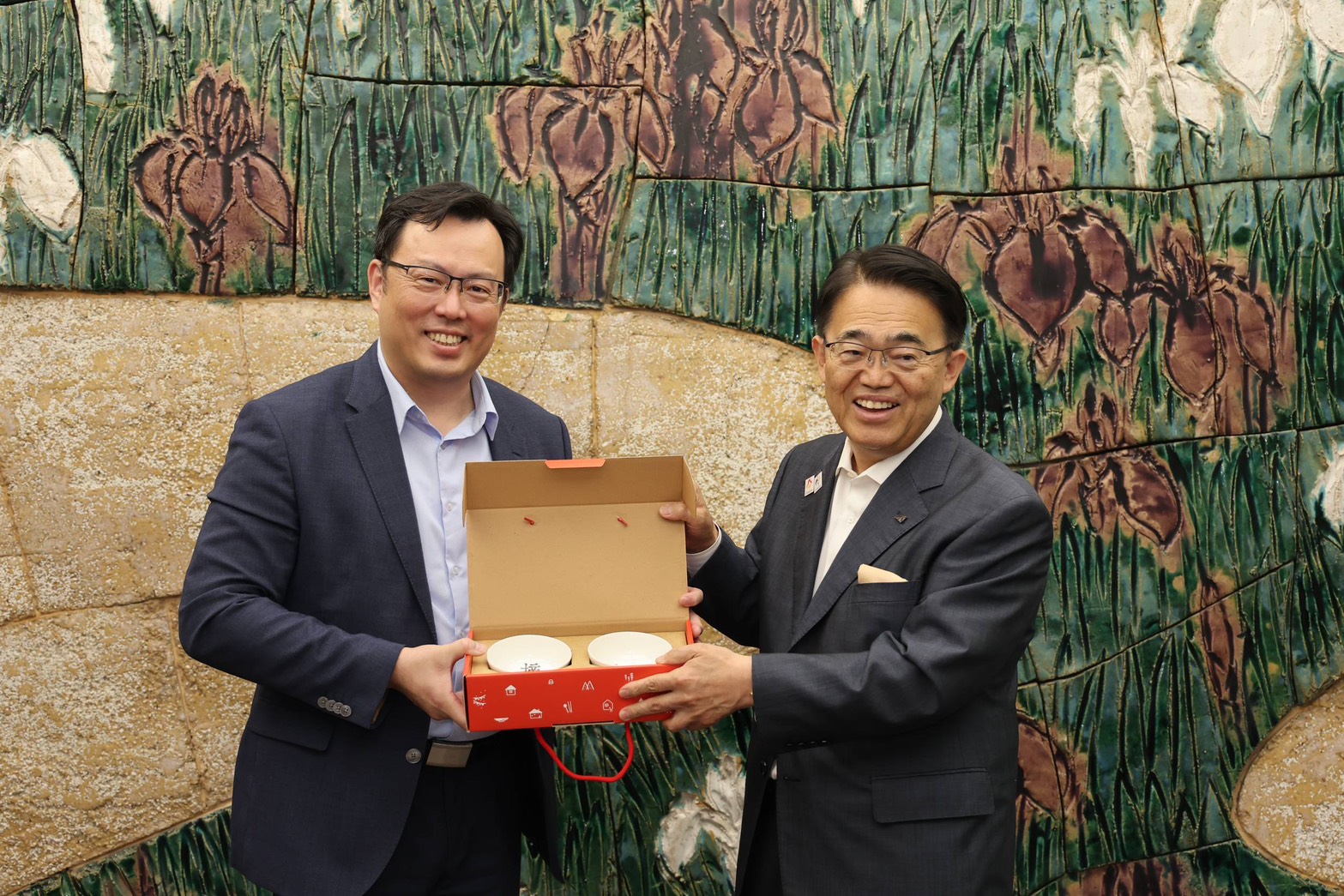 體育署鄭世忠署長(左)率員考察名古屋亞運後勤支援環境,並拜會愛知縣大村秀章知事(右),雙方互贈禮品,以示友好。