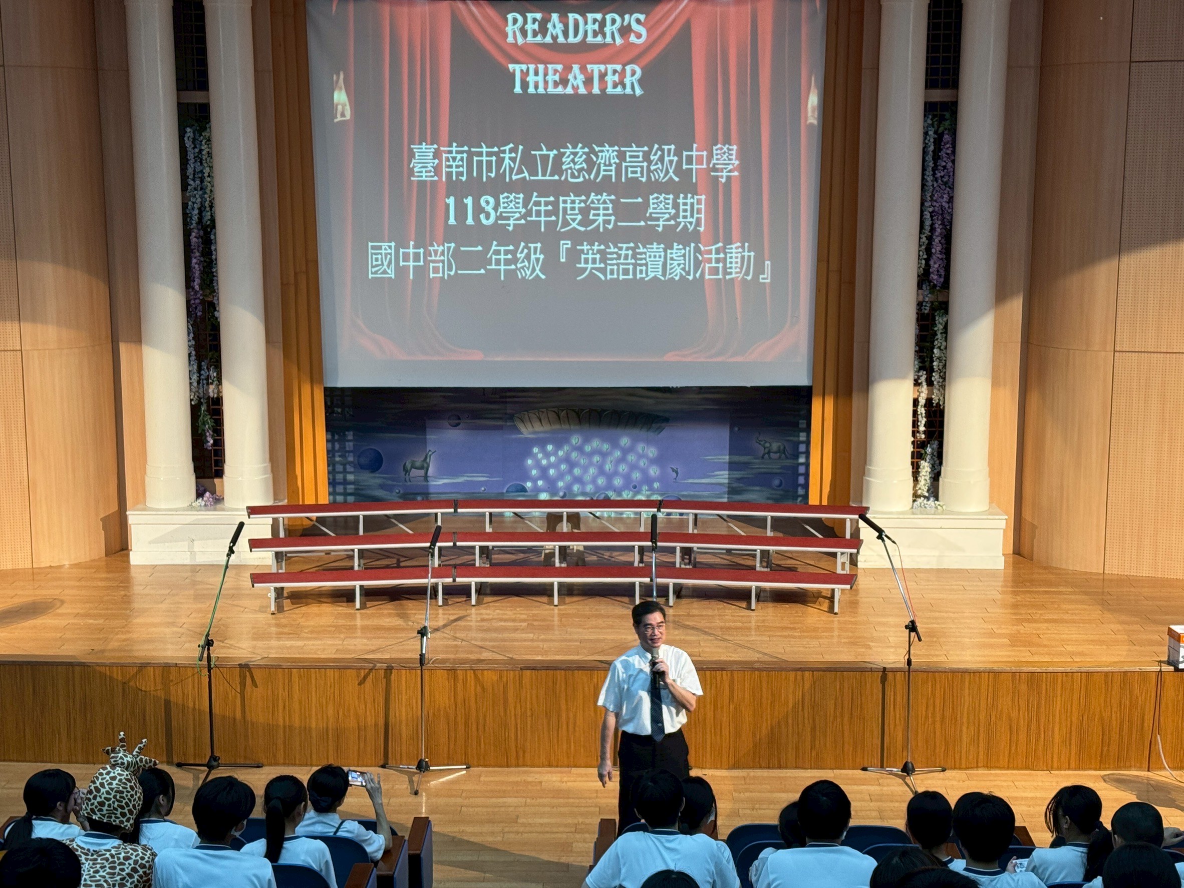 校長姚智化勉勵同學厚植英語實力,將語言作為溝通世界的橋樑。