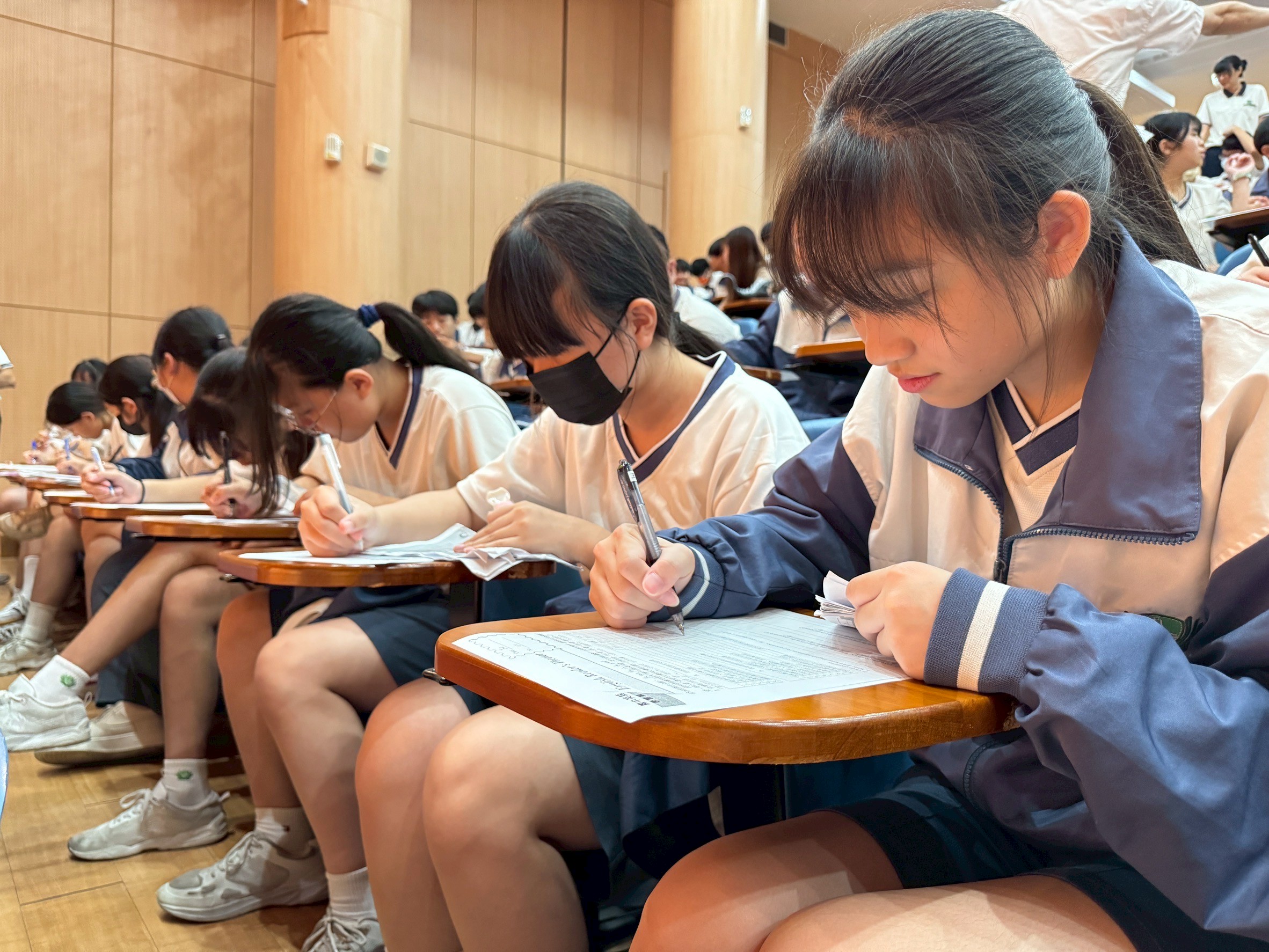 參賽同學於賽後認真書寫學習單,記錄這段語言學習與創意展現的努力過程。