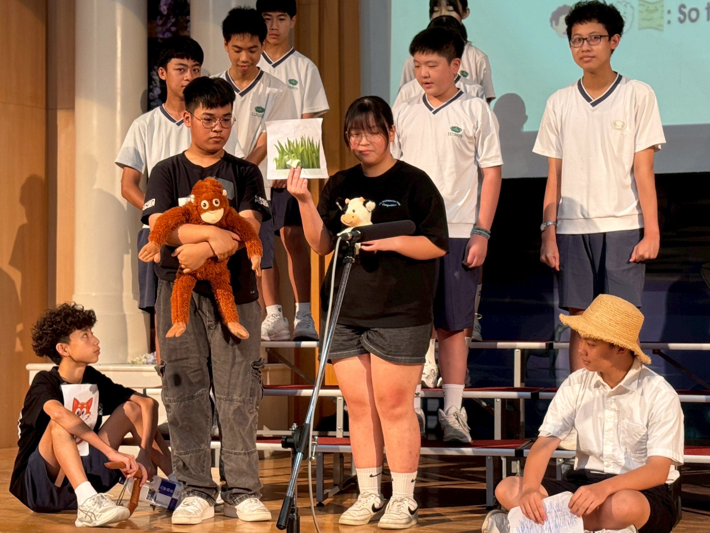 國二善解班同學選擇運用布偶、道具與服裝來呈現故事情節,整體效果角色明確、層次分明。
