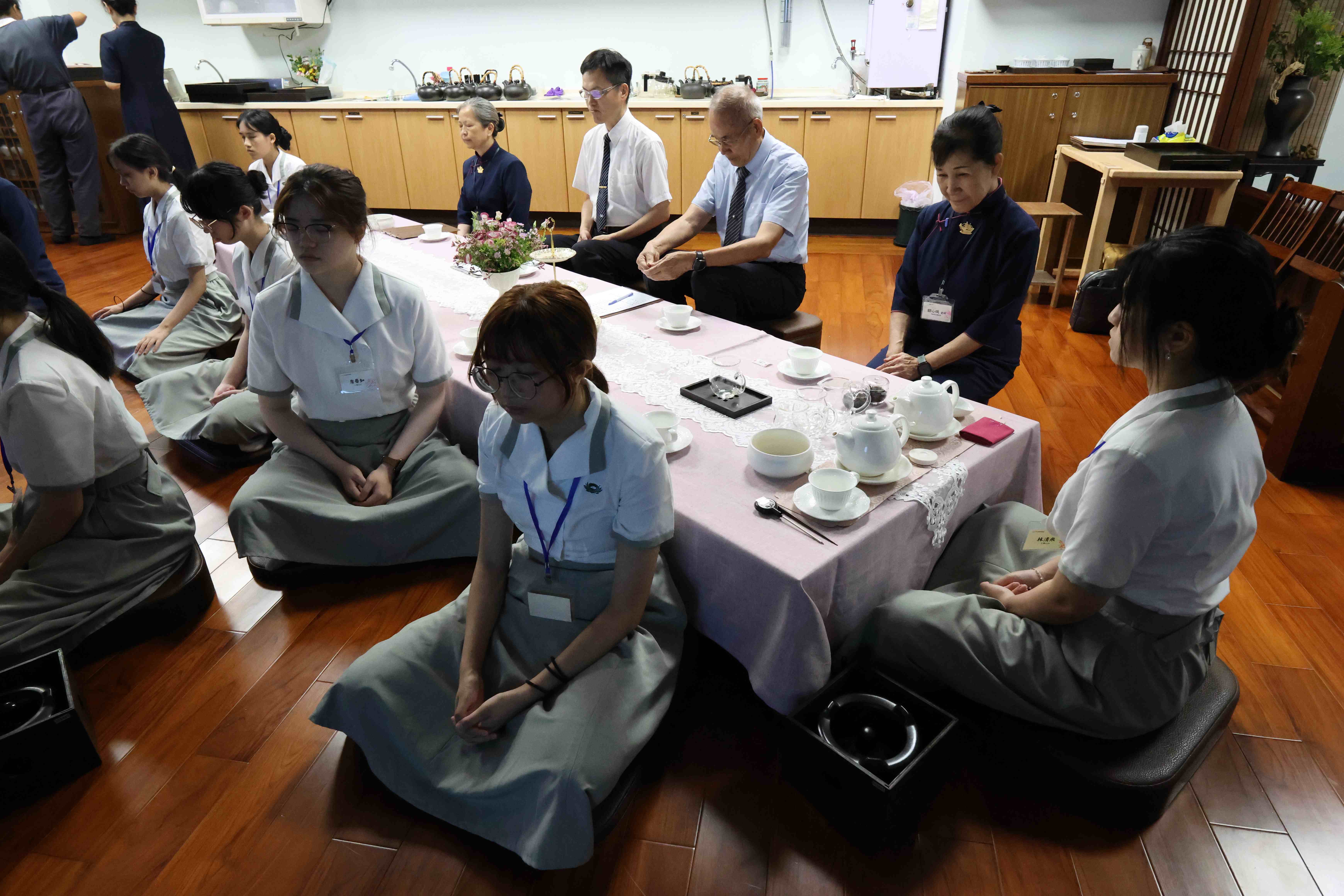 依照慣例,先閉眼靜心才開始課程