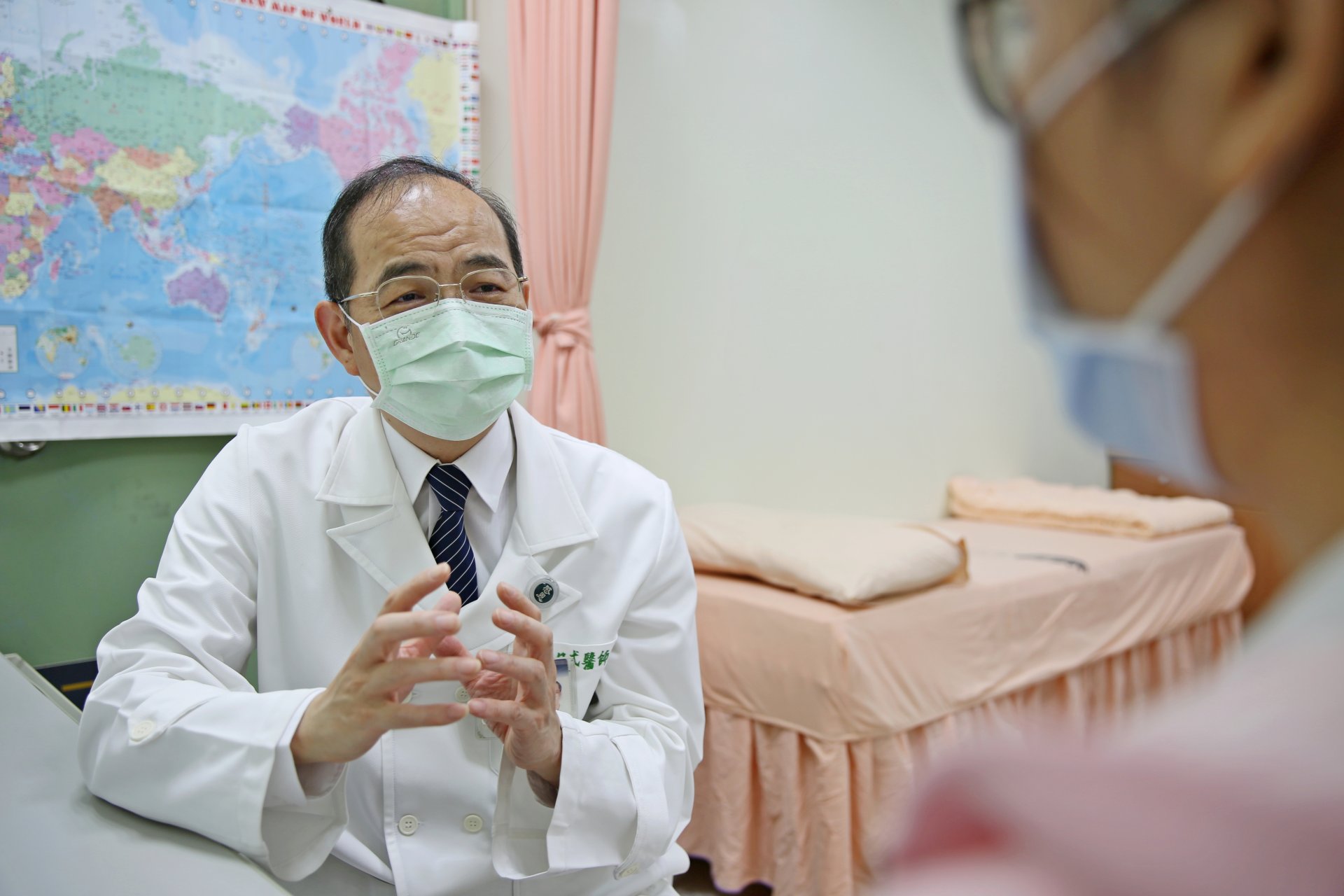 花蓮慈濟醫院家庭醫學部葉日弌主任說,高濕度及高溫的狀況下,就可能產生熱傷害,若室內濕度高、空氣不流通,使得人體的散熱機制受到影響,導致體內無法有效散熱,人體感溫度會比實際溫度更高,使熱指數增加。