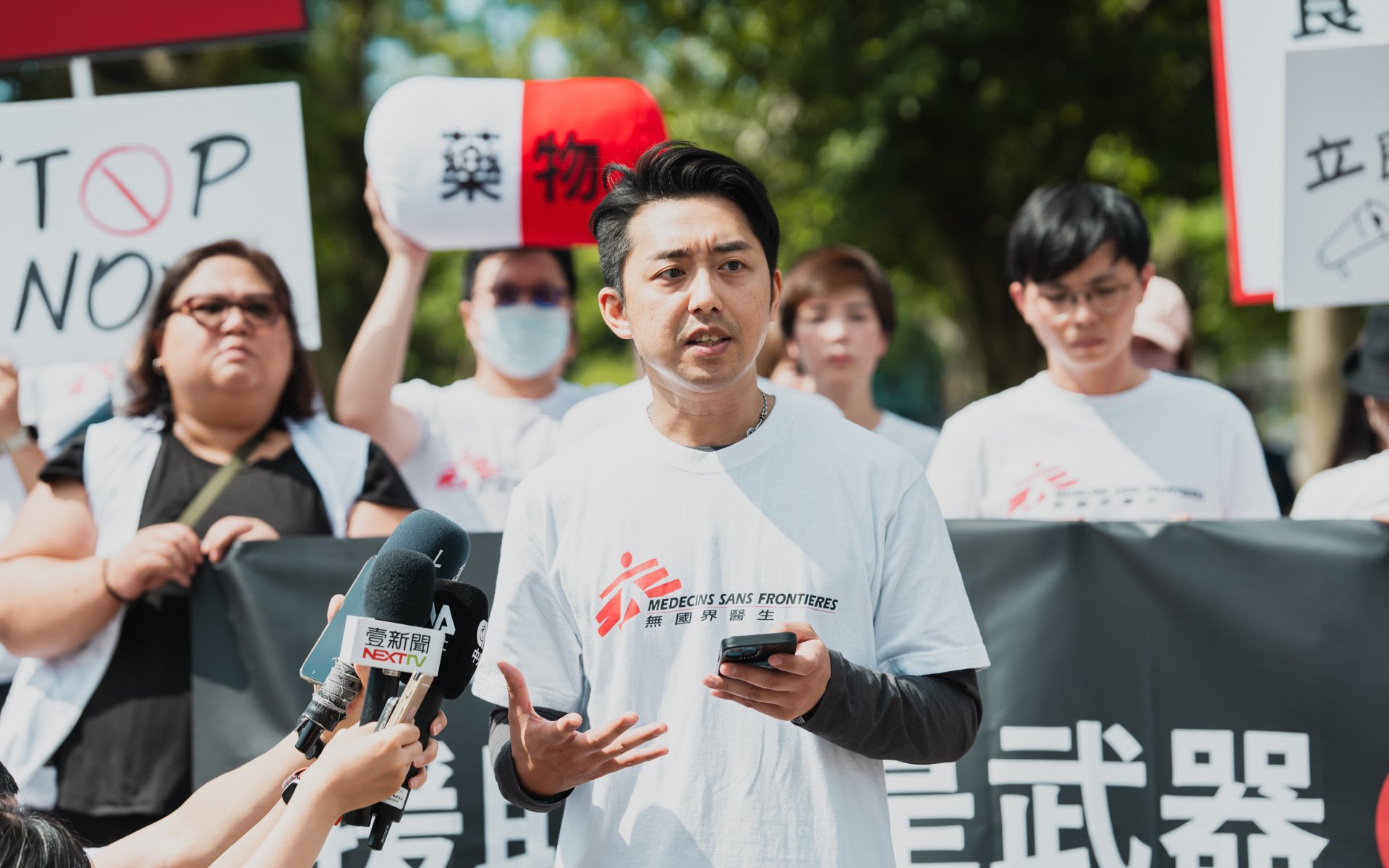 台灣整形外科醫師鄔逸群於2024年、2025年前往加薩南部納瑟醫院,協助爆炸傷、槍傷、燒燙燒治療,見證每週二至三次大量傷患事件、創傷傷患逾半為幼童與未成年。