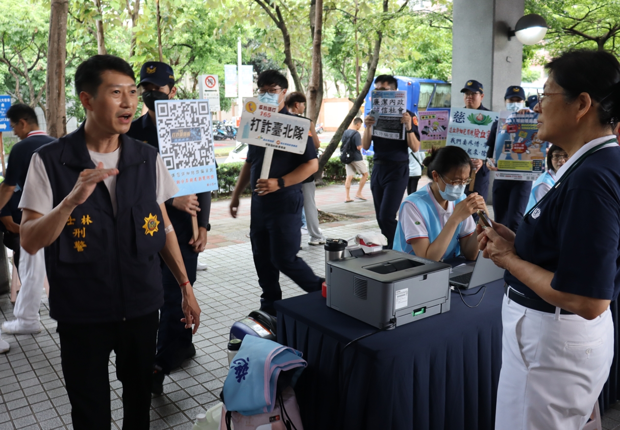 轄區臺北市政府警察局士林分局結合反詐宣導活動,帶領年輕警員也一起響應驗血建檔活動。