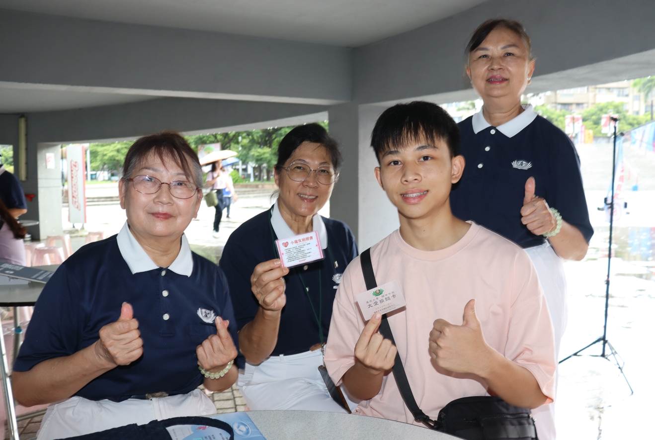 甫畢業於南港高中的柯同學,給自己18歲最熱血的成年禮,就是主動加入造血幹細胞驗血建檔行列,他說:「年輕人就該有力出力」。