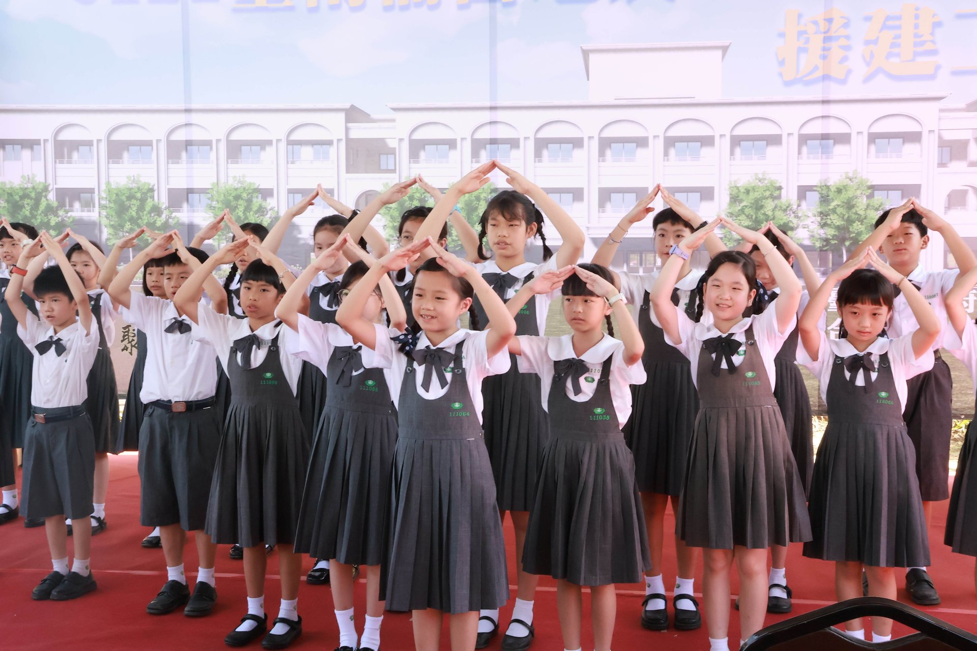 「大愛動土,希望起厝」臺南慈中師生們祝福慈濟大愛福利園區工程圓滿順利。