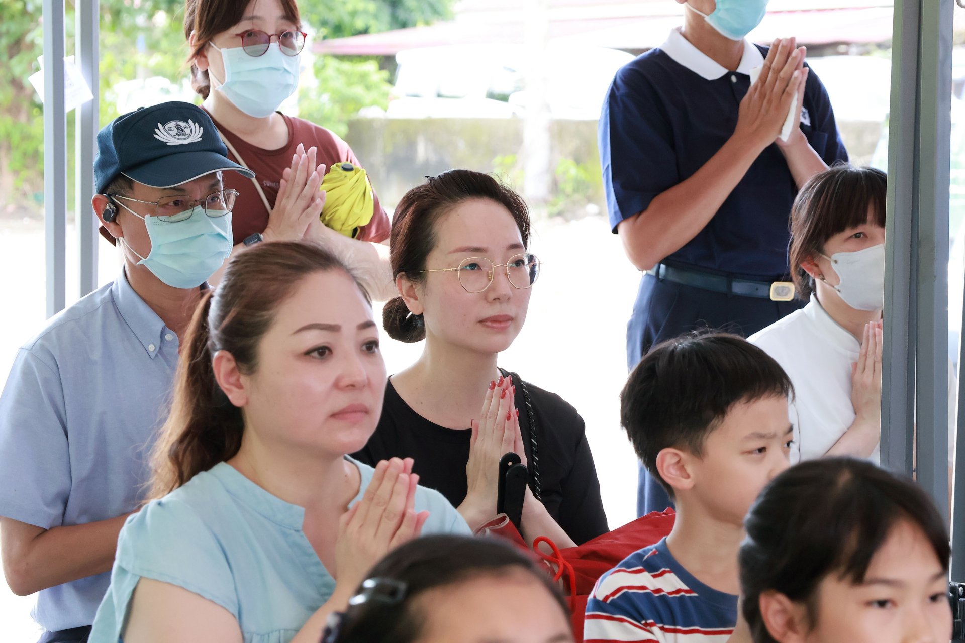 家長們陪伴孩子一起前往楠西參加典禮,誠心祈禱祝願人人平安。